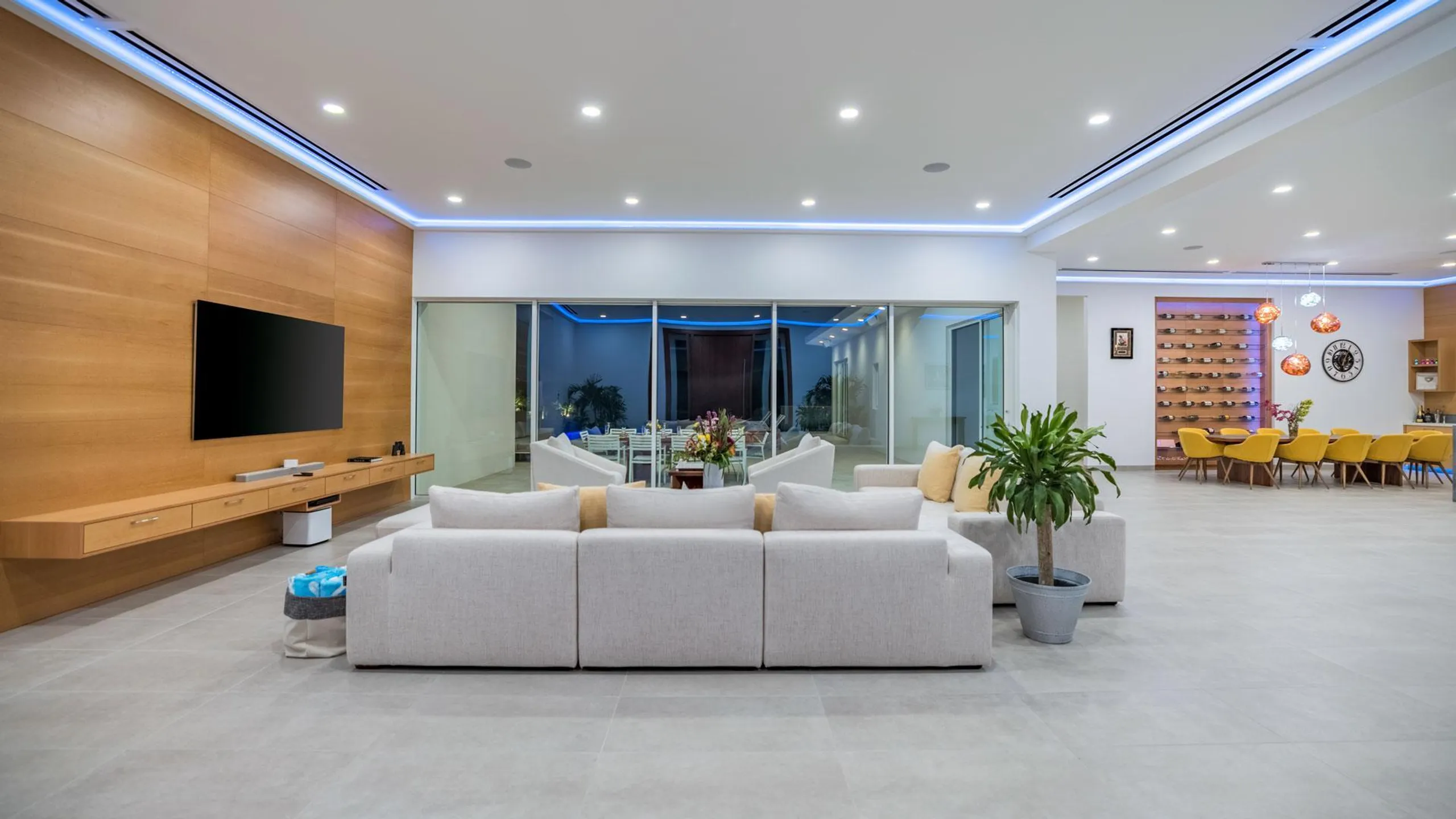 Contemporary Waterfront Villa with Poolside Terrace and Direct water Access — photograph 6