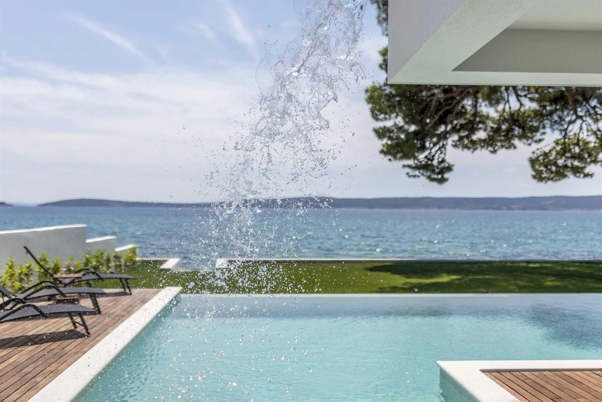 Gracefully Decorated 4-Bedroom Villa with Pool and Private Beach Access in Kastela — photograph 5