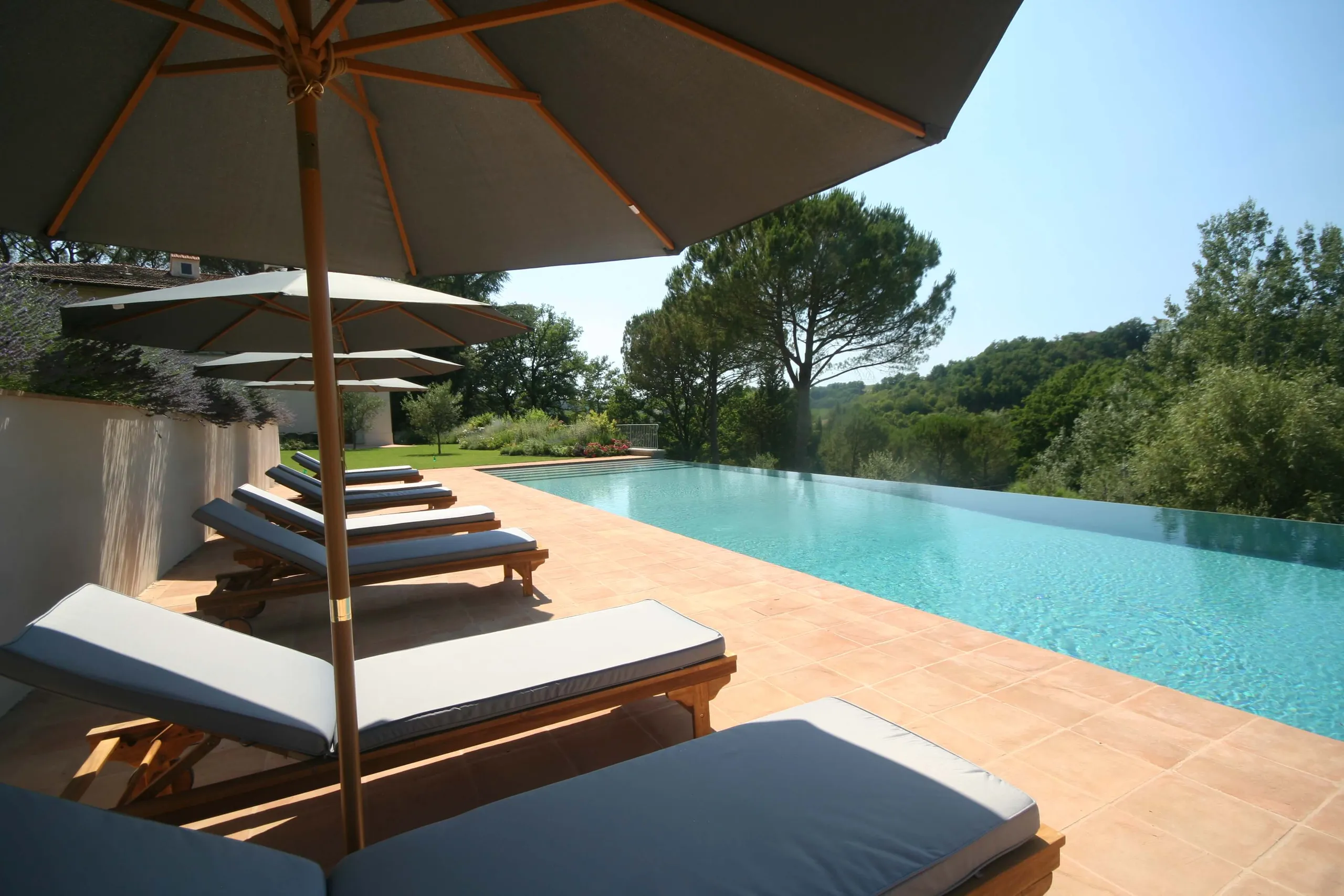 Tempting Contemporary Classic Villa with Saltwater Infinity Pool and Manicured Lawn — photograph 6