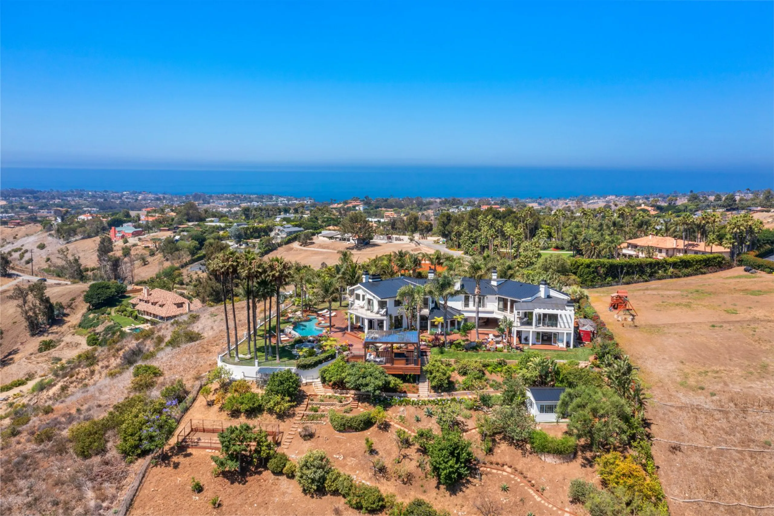Regal Resort-Style Estate with Outstanding Amenities — photograph 11