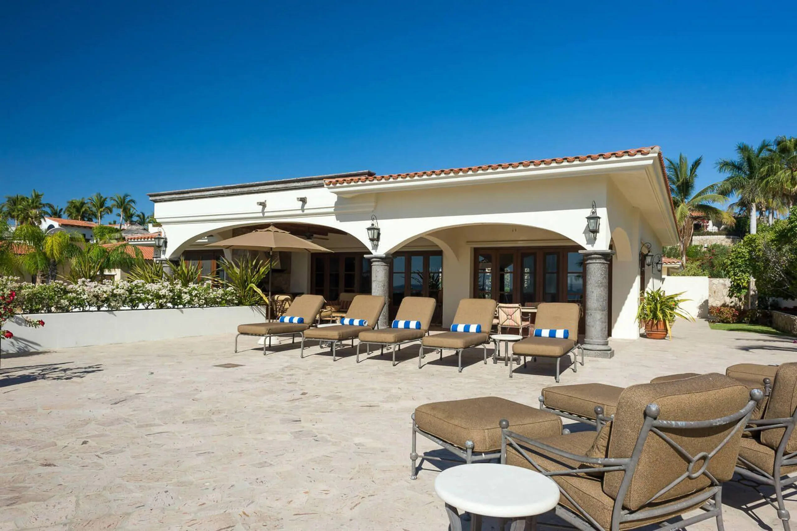 Refined and Upscale Caleta Estate with Infinity Pool and Ocean Views — photograph 9