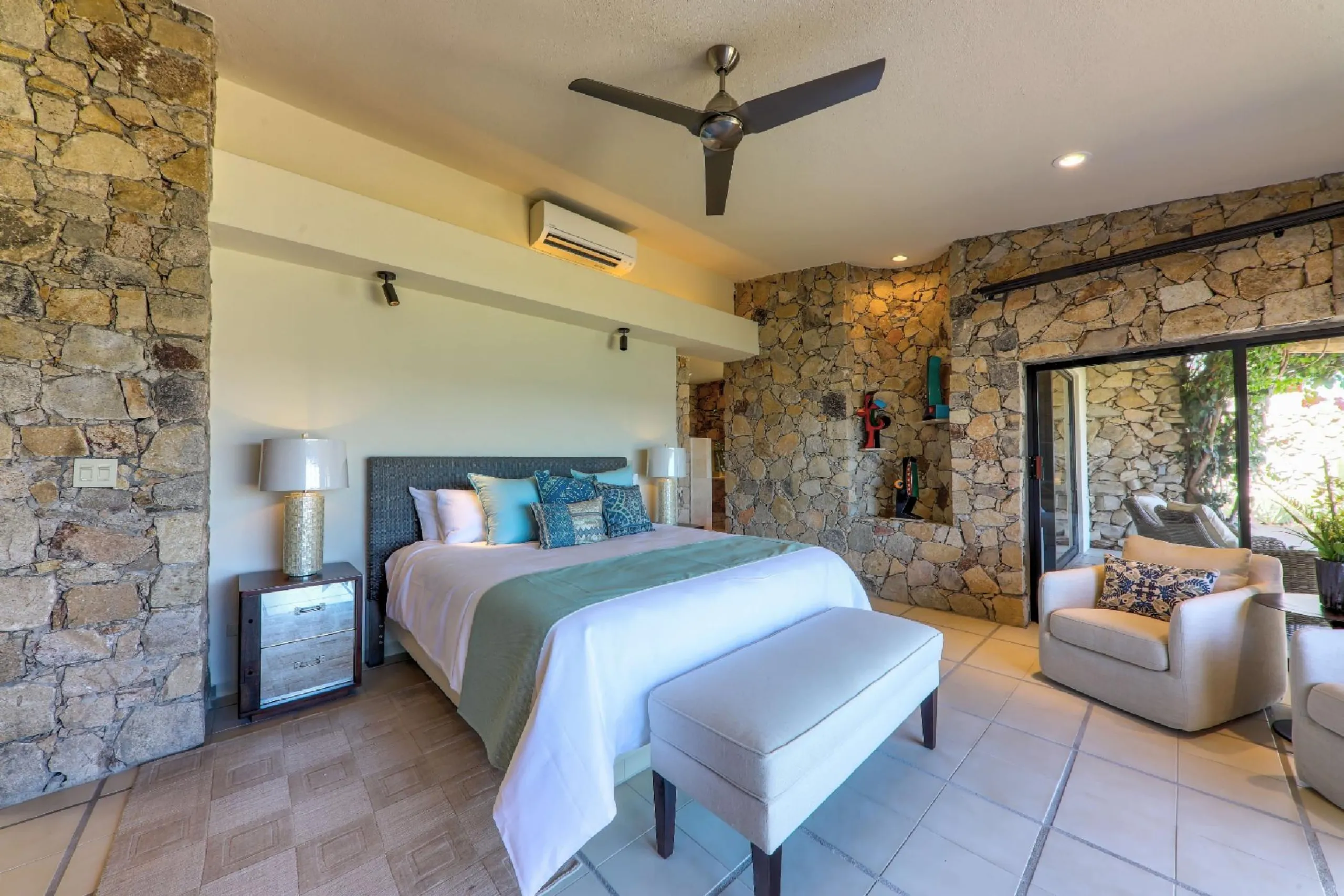 Charming Oceanfront Palmilla Estate with Private Pool and Ocean Views — photograph 10
