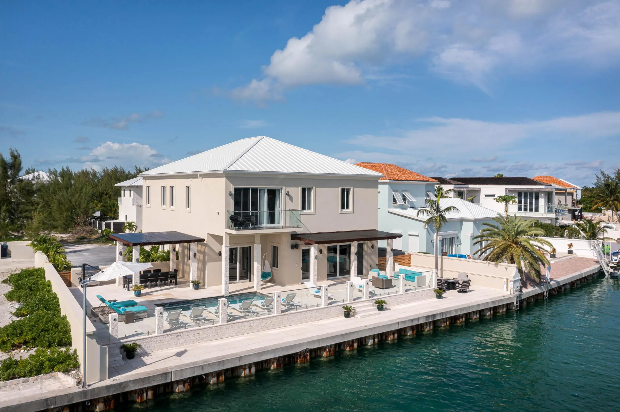 A Brand-New Canal-Side Cul de Sac Villa with Stunning Island Views — photograph 2