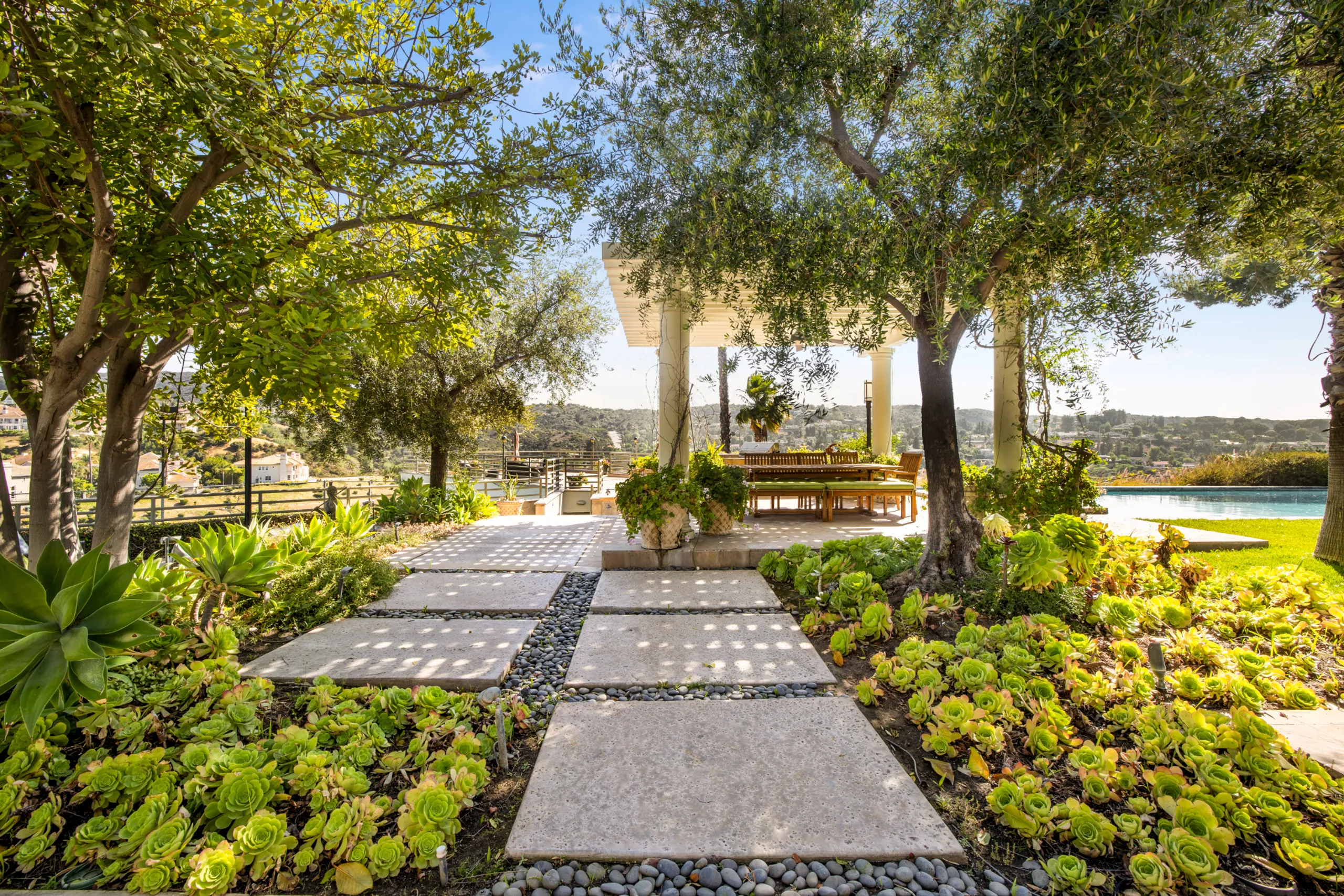 Tarzana Hillside Estate with Private Pool and 180° Valley Views — photograph 4