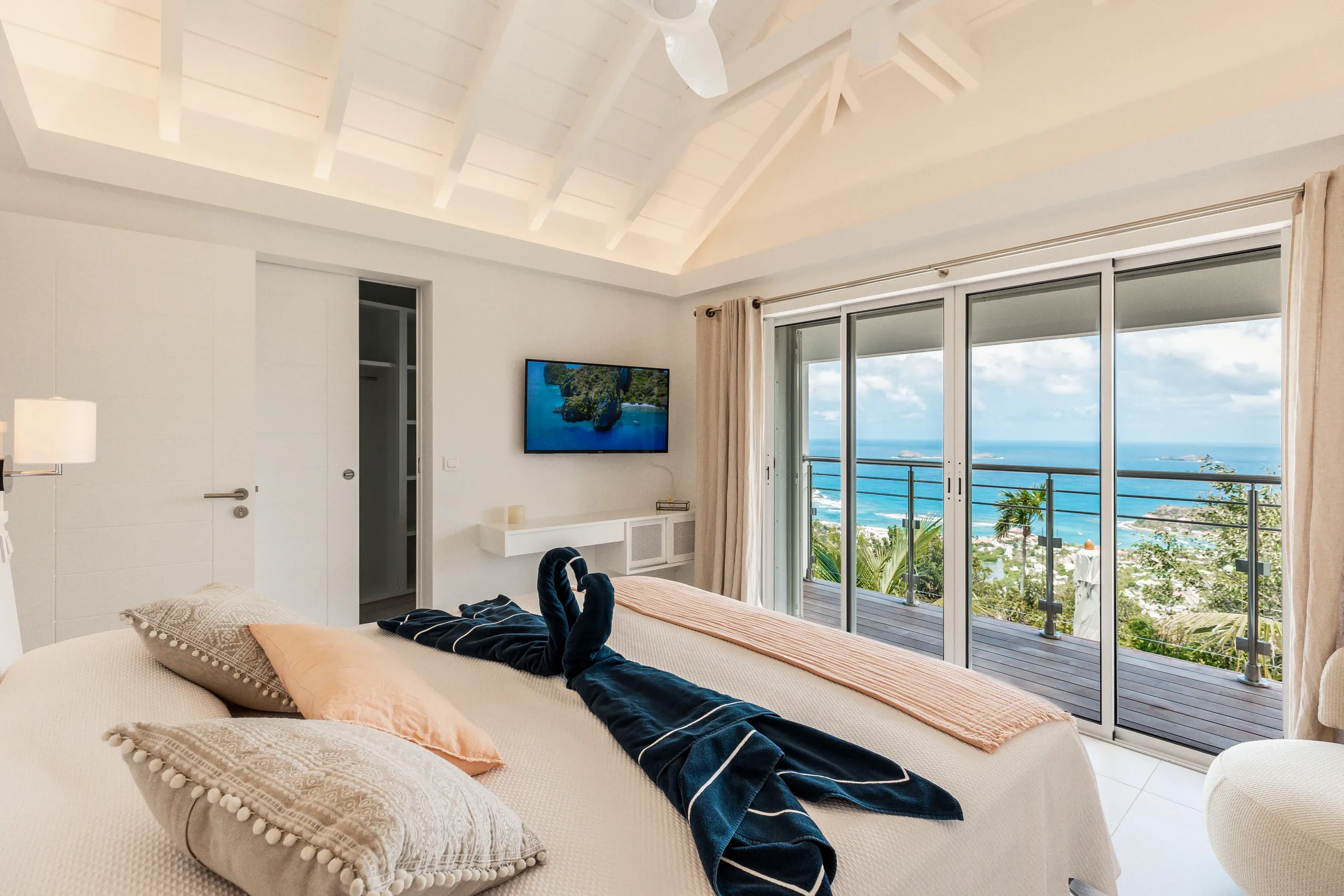 Elegant Oceanside Estate with Private Pool and Walks to Beach — photograph 6