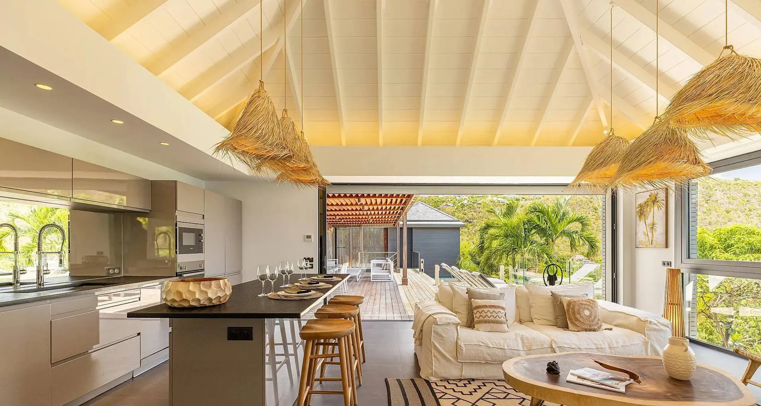 Elegant View Estate with Private Pool and Sweeping Ocean Views — photograph 3