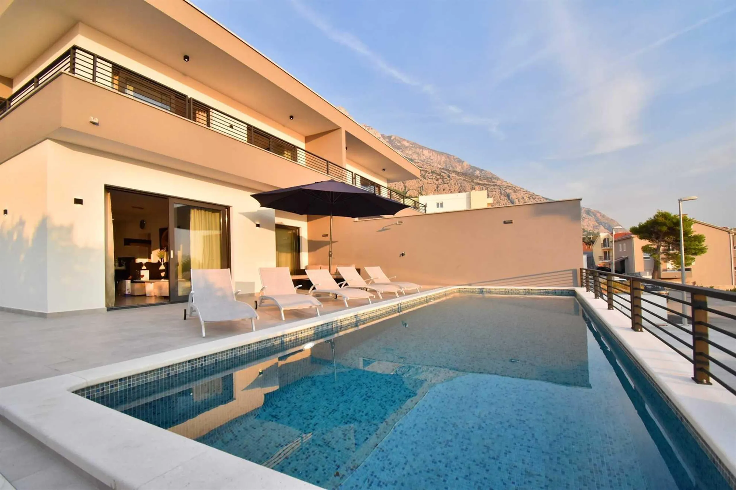 Plush Villa with Heated Pool and Panoramic Views of the Adriatic Sea — photograph 2