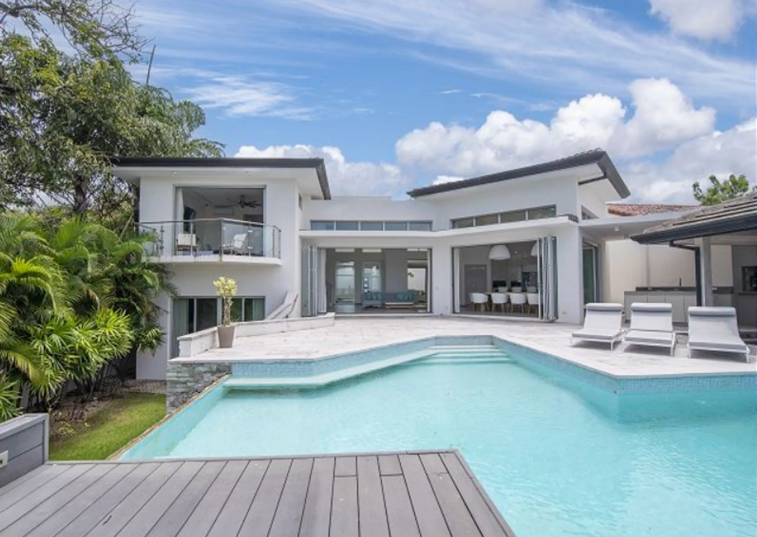 Gorgeous Beach Front Contemporary Modern Villa with Infinity Pool — photograph 2
