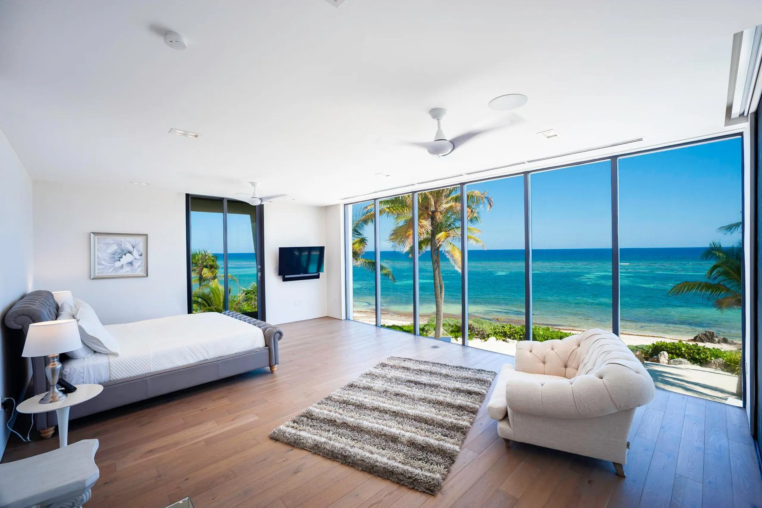 Modern Beachfront Estate with Private Resort Pool and Beach — photograph 8