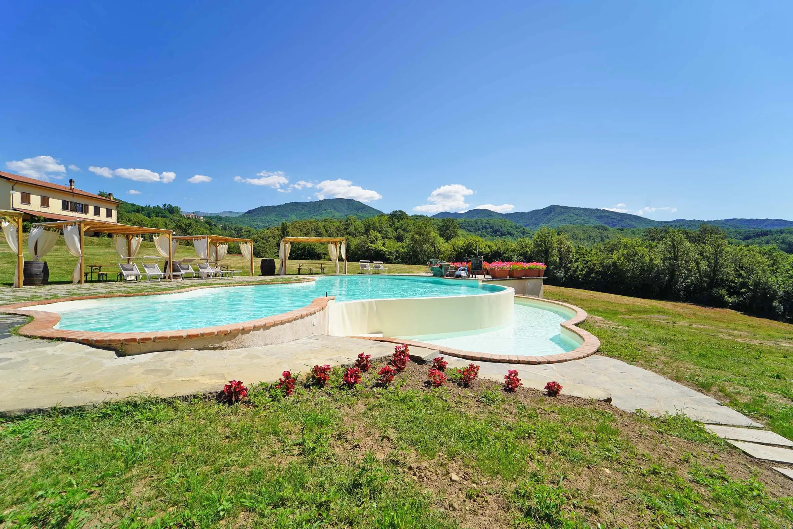 Beautiful Country Villa with Incredible Pool and Views — photograph 3