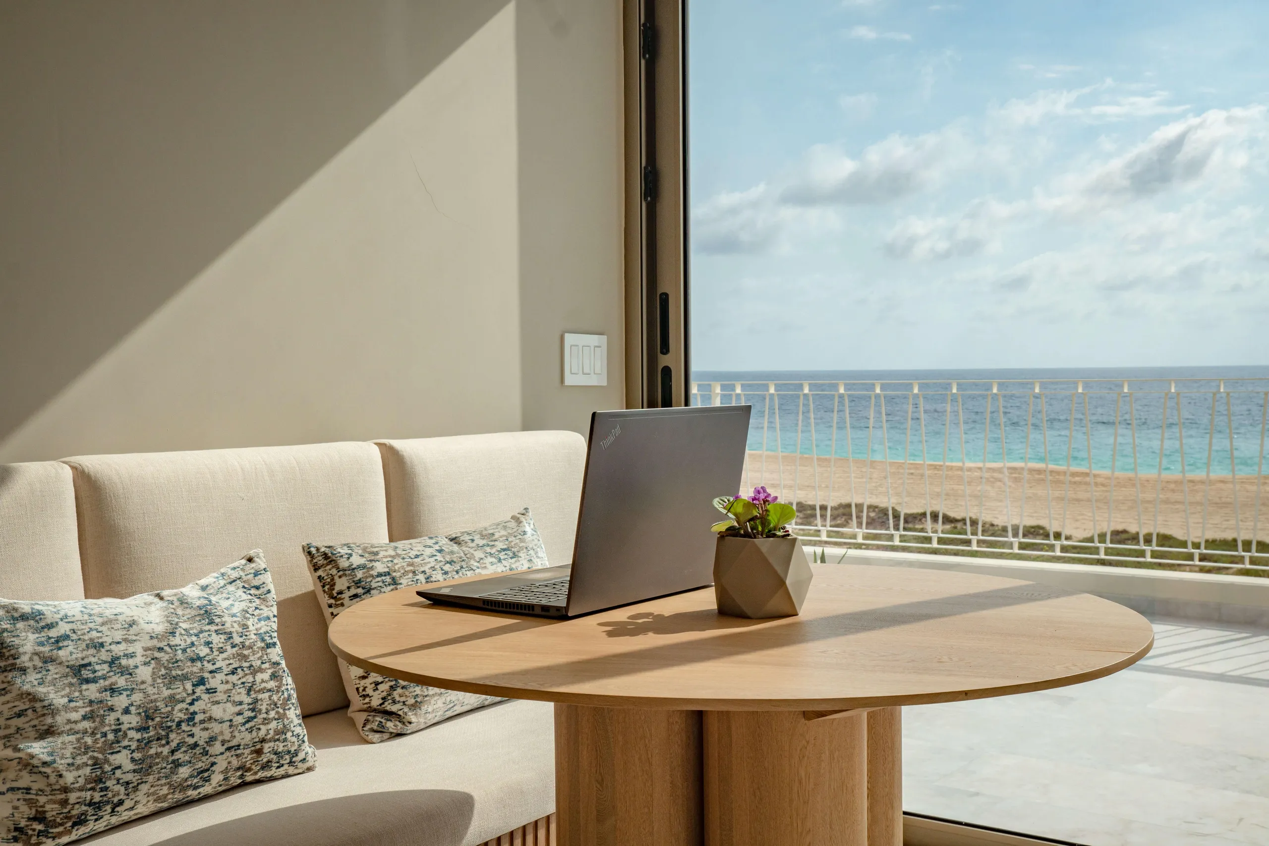 Regal Oceanfront Villa with Private Pool and Pacific Ocean Views — photograph 12