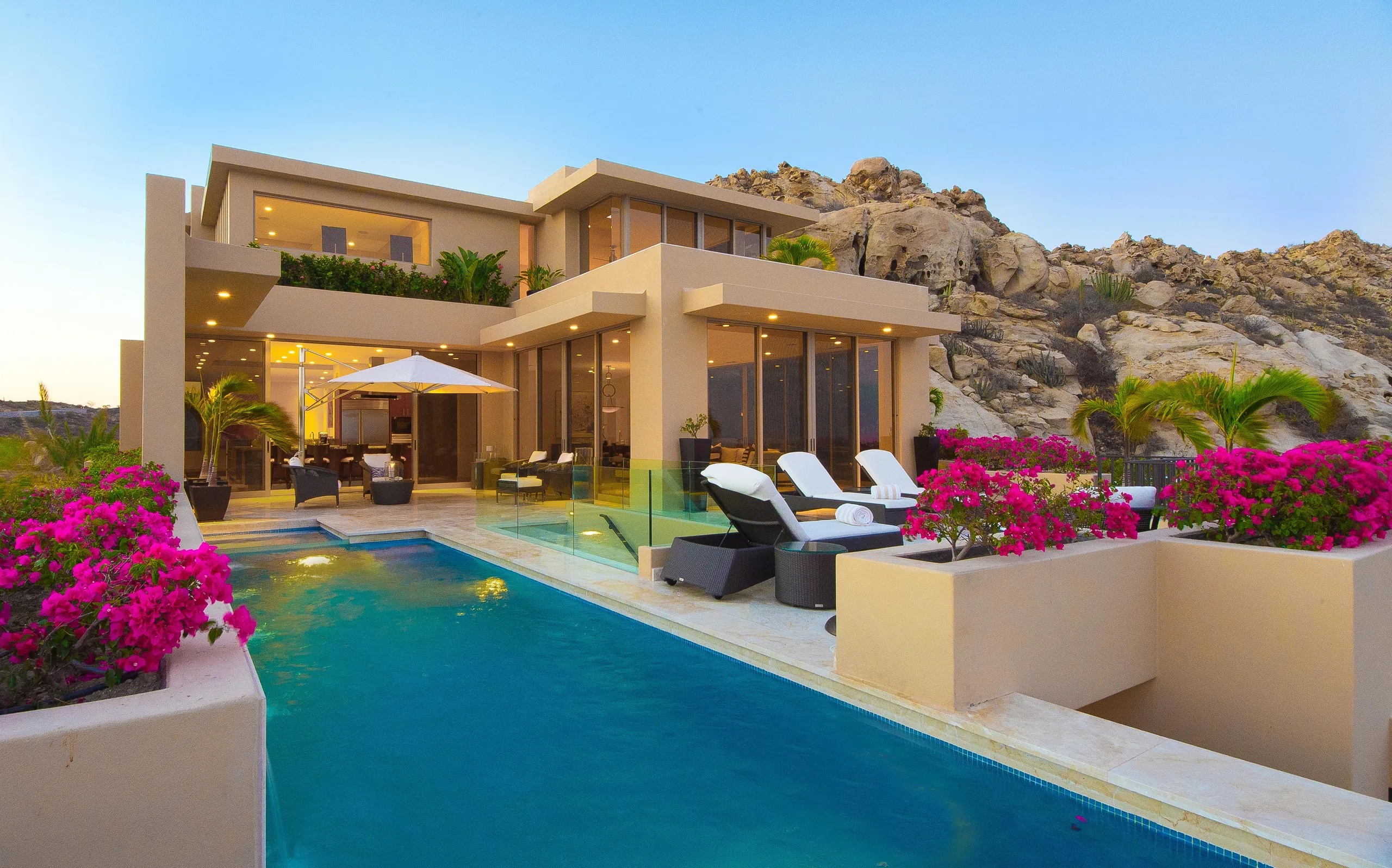 Sophisticated Contemporary Pedregal Villa with Pool and Expansive Views — photograph 2