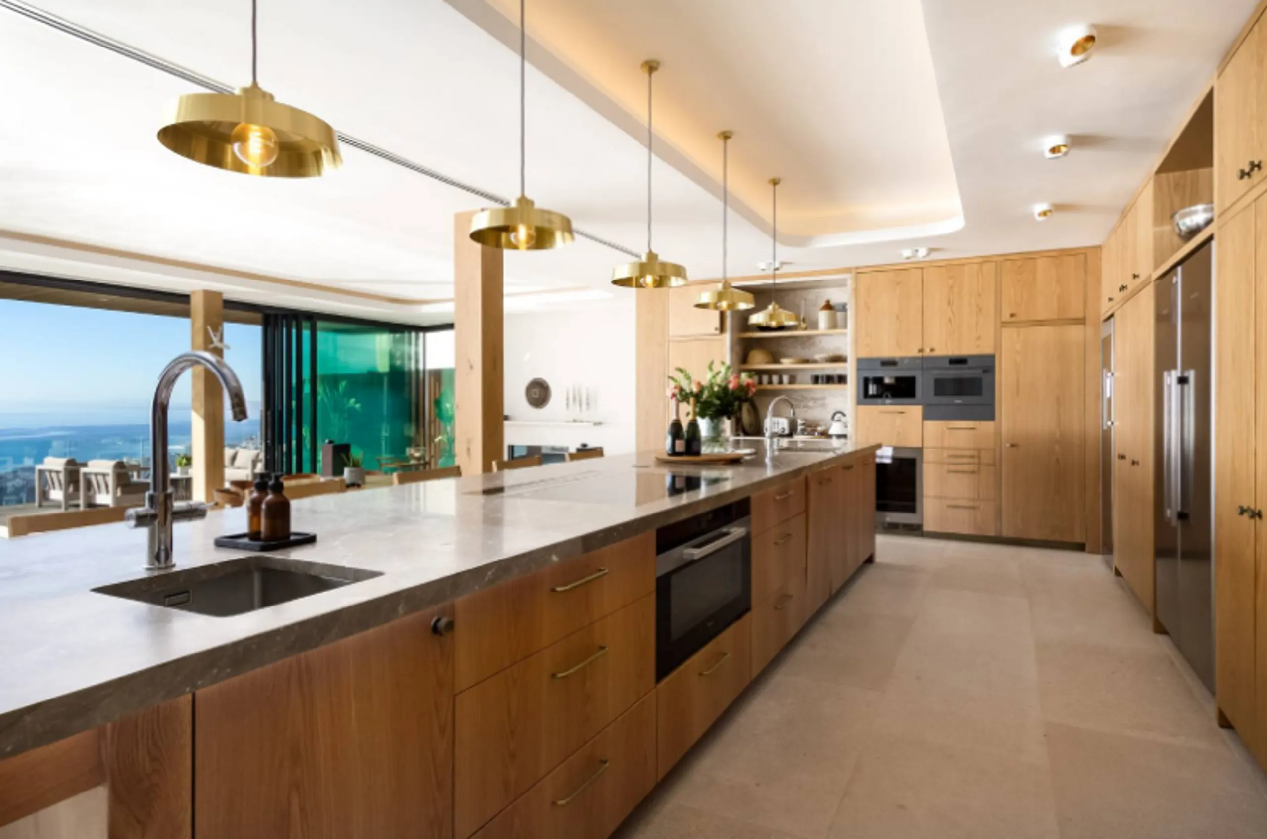 Captivating Modern Retreat with Panoramic Ocean Views — photograph 11