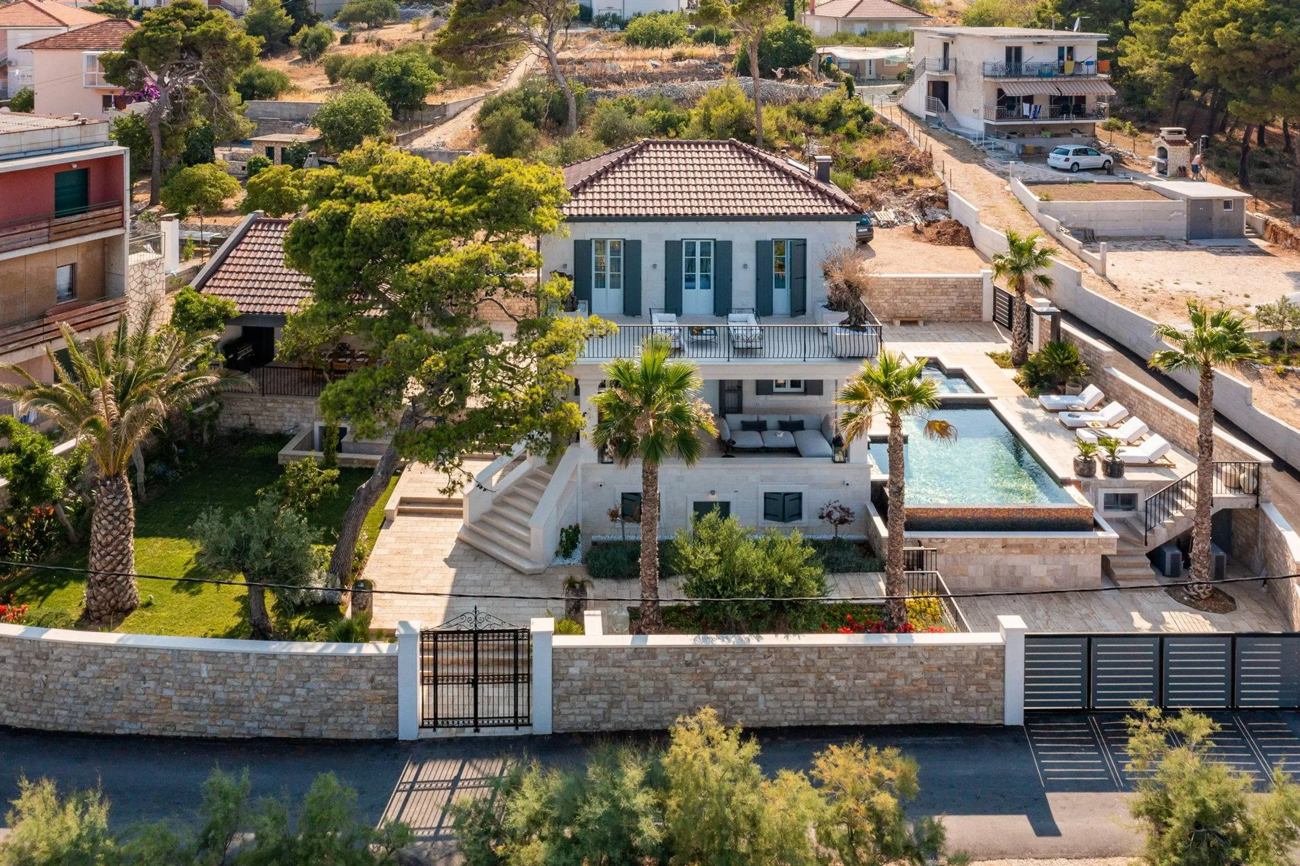 Chic Luxurious Villa with Spectacular Sea Views and Infinity Pool, Slatine