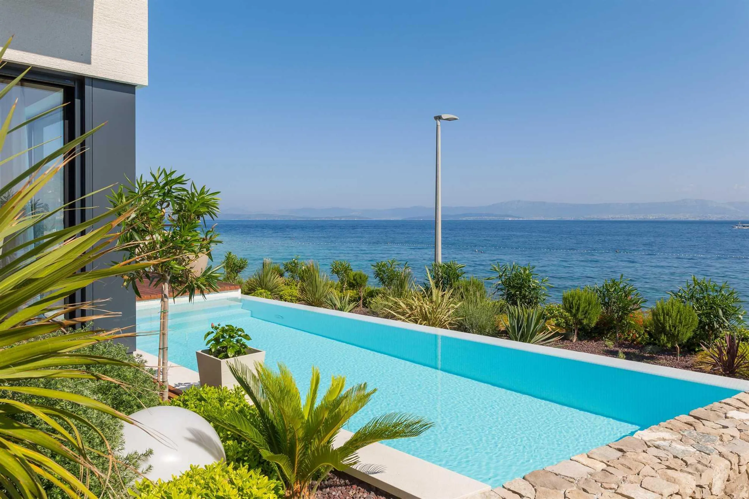 Refined Villa with Infinity Pool and Stunning Beaches — photograph 4