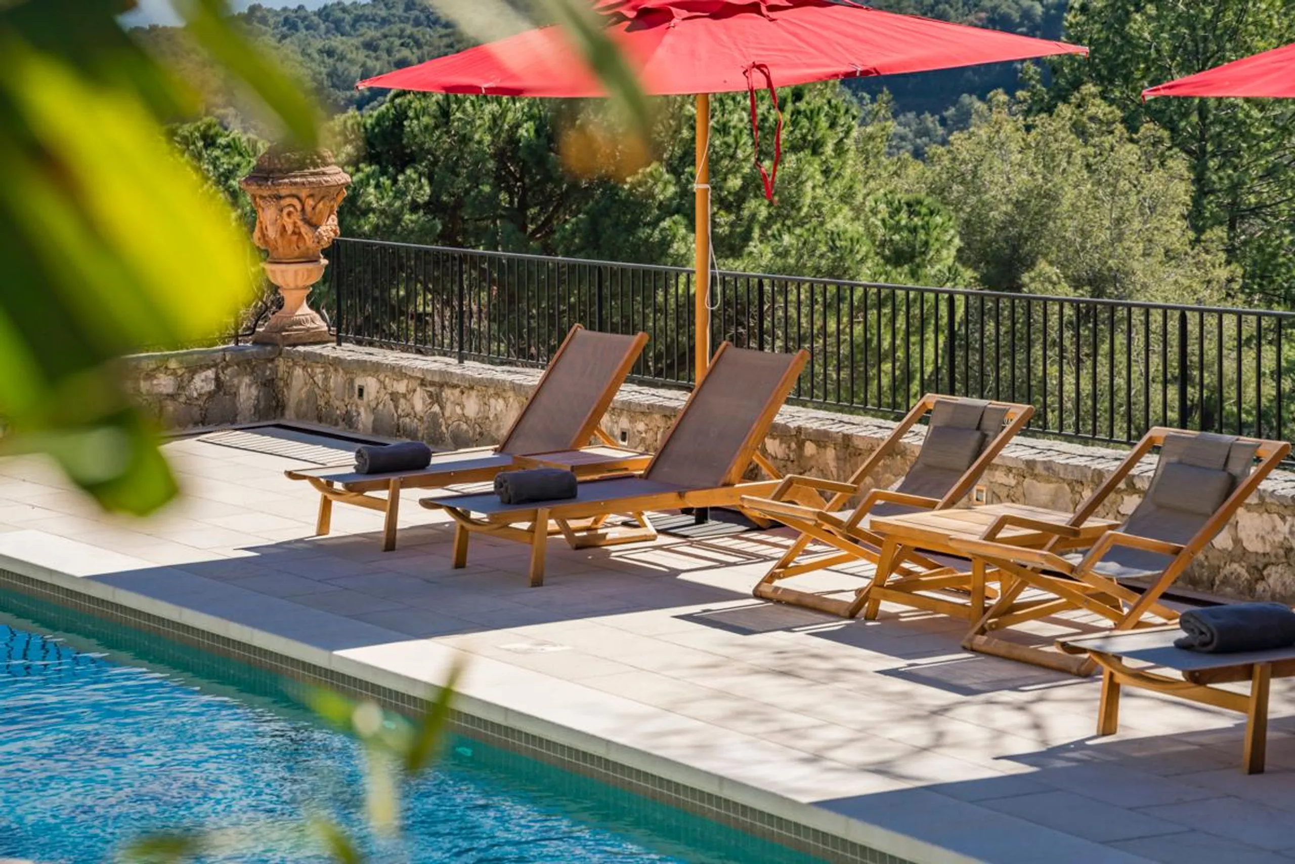 Magnificent Six Bedroom Villa with Unique Pool, Stunning Valley and Sea Views — photograph 3