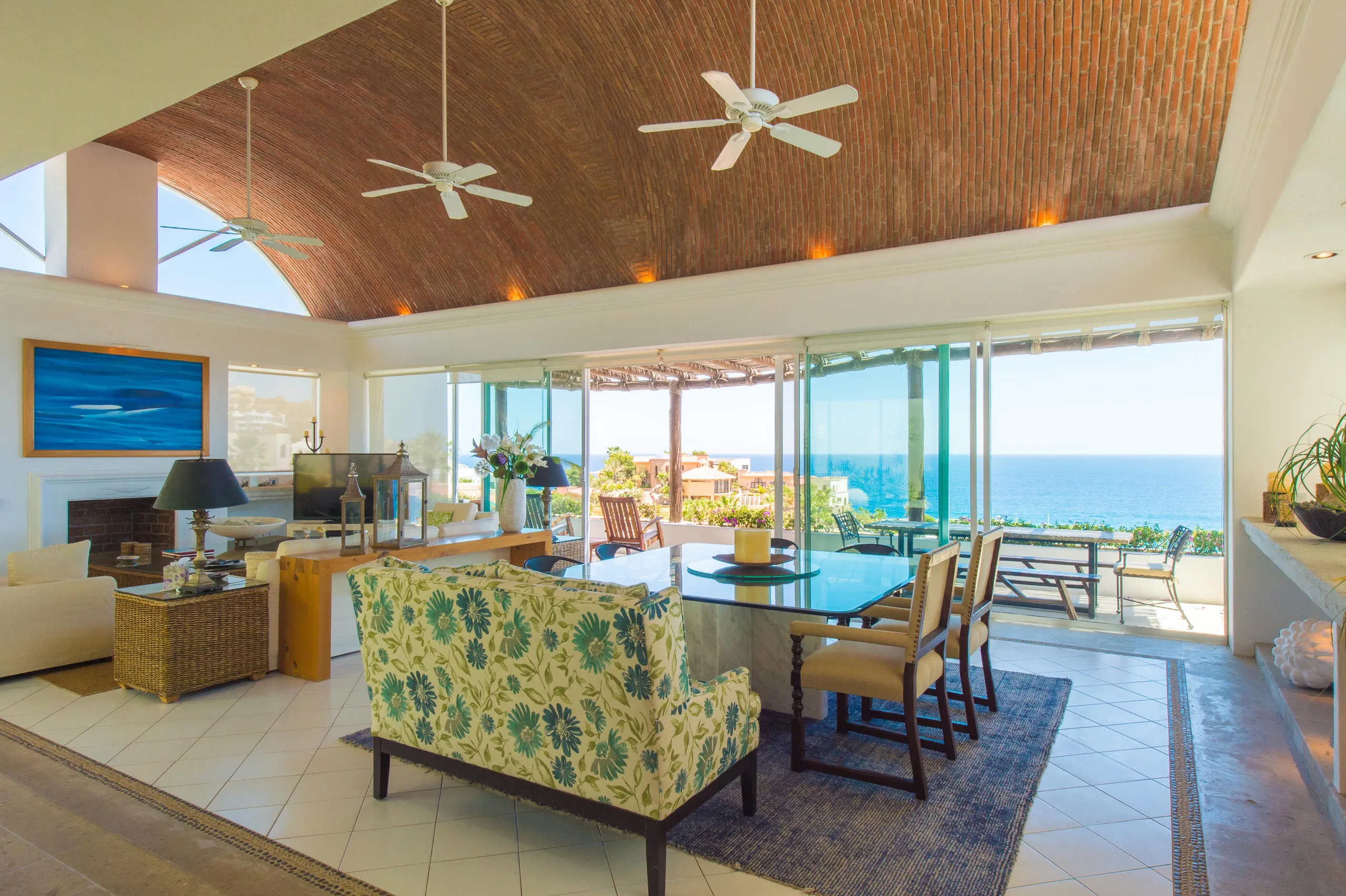 Imposing Cabo San Lucas Estate with Blue Water Pool and Jacuzzi — photograph 11