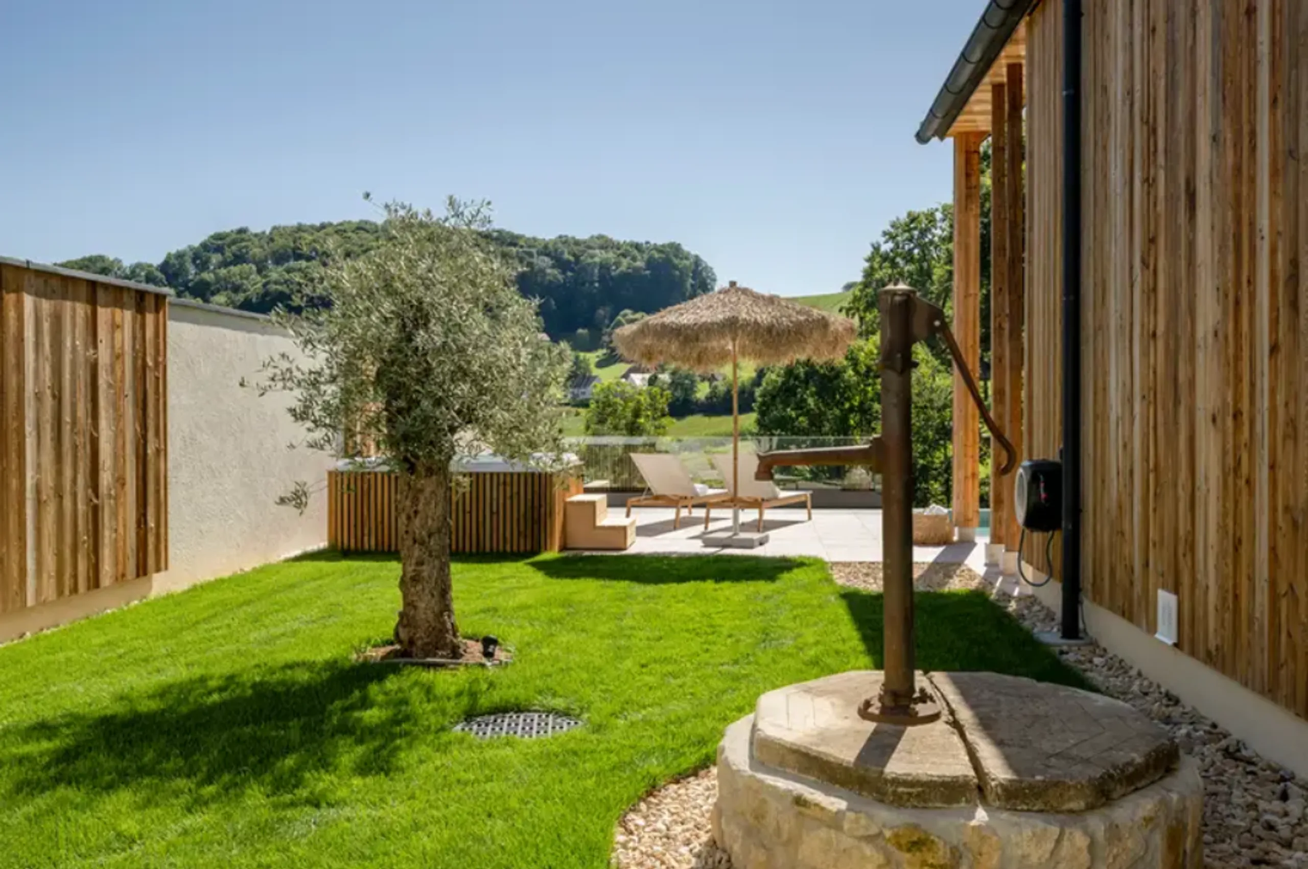 Radiant Modern Villa with Infinity Pool, Jacuzzi and Garden — photograph 4