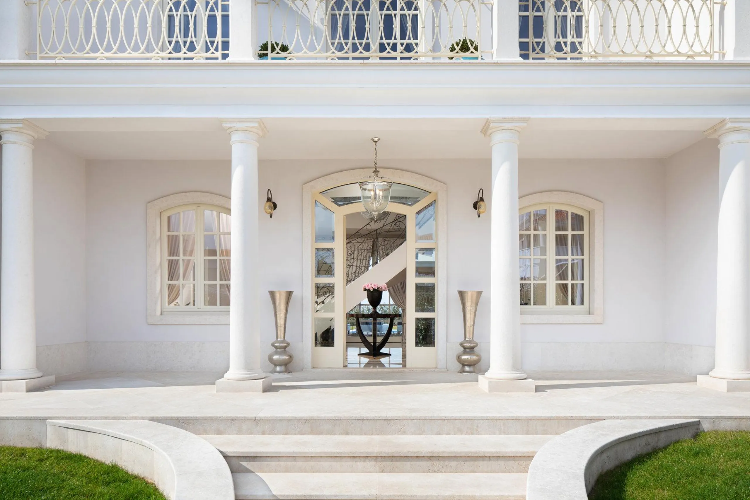 Palatial Gleaming White Villa with Private Pool a Scenic Views — photograph 3