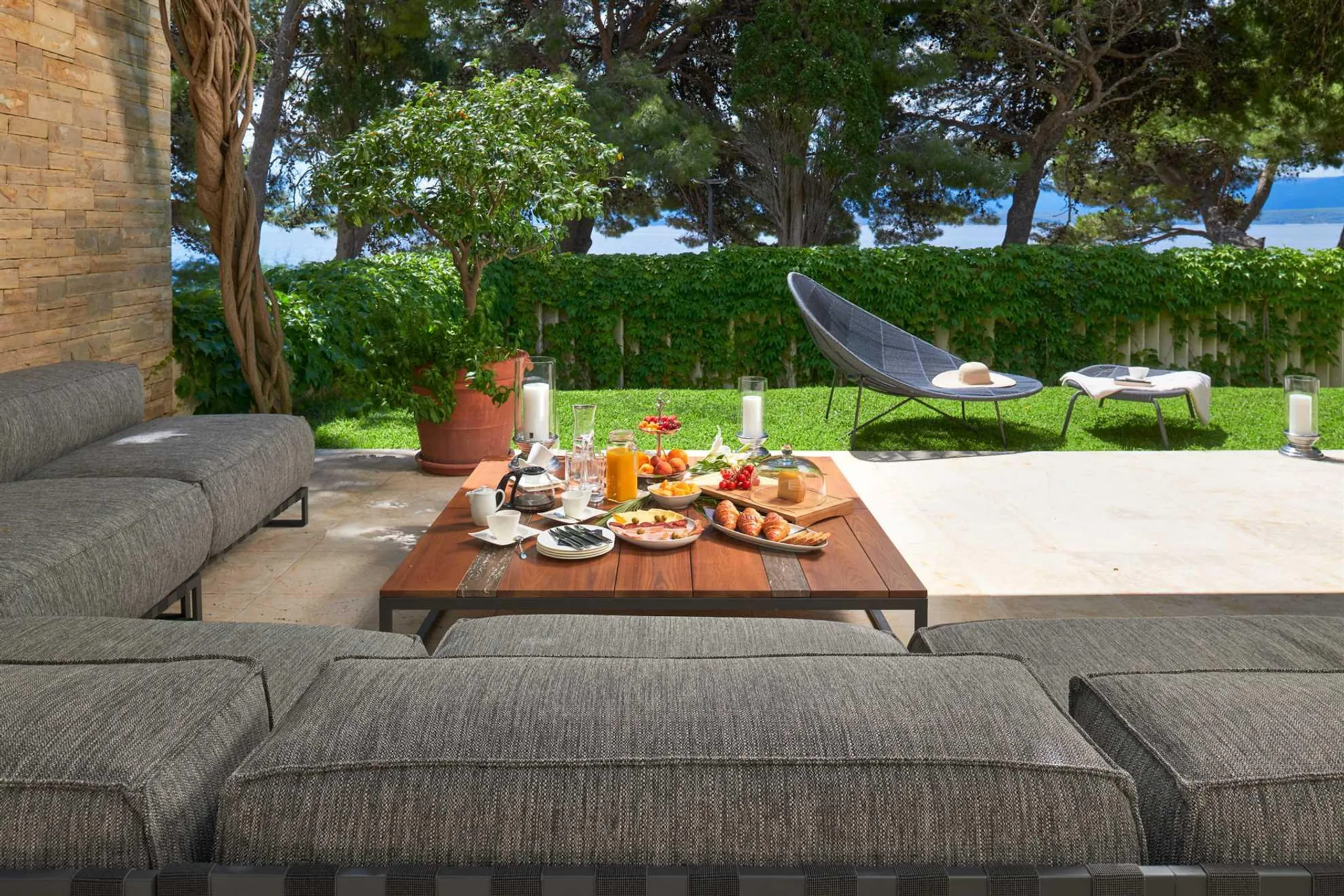 Breathtaking 6 Bedroom Villa with Private Pool and Lush Surroundings — photograph 11