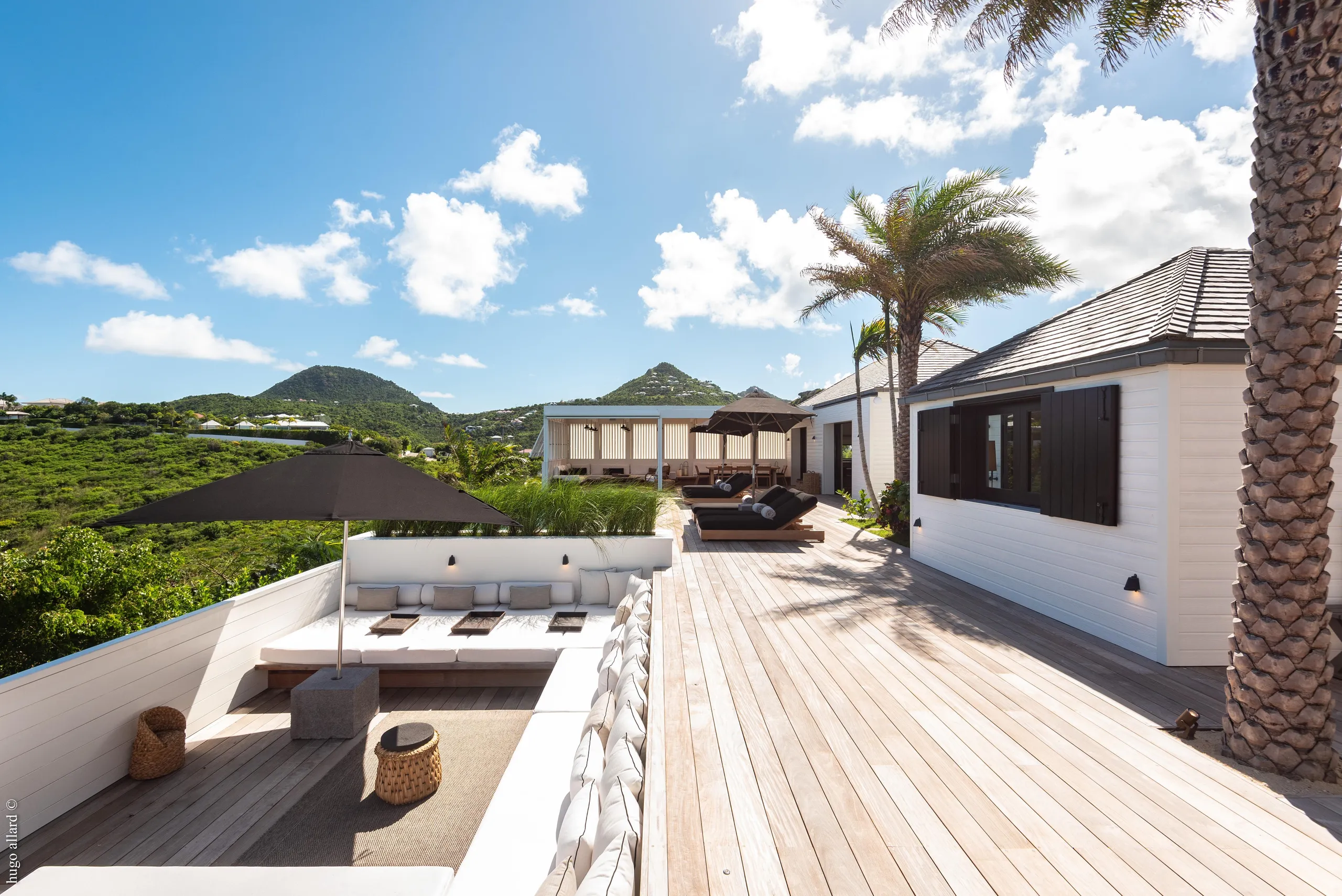 Glamorous Paradise Estate with Infinity Pool and Backyard Lounge — photograph 4