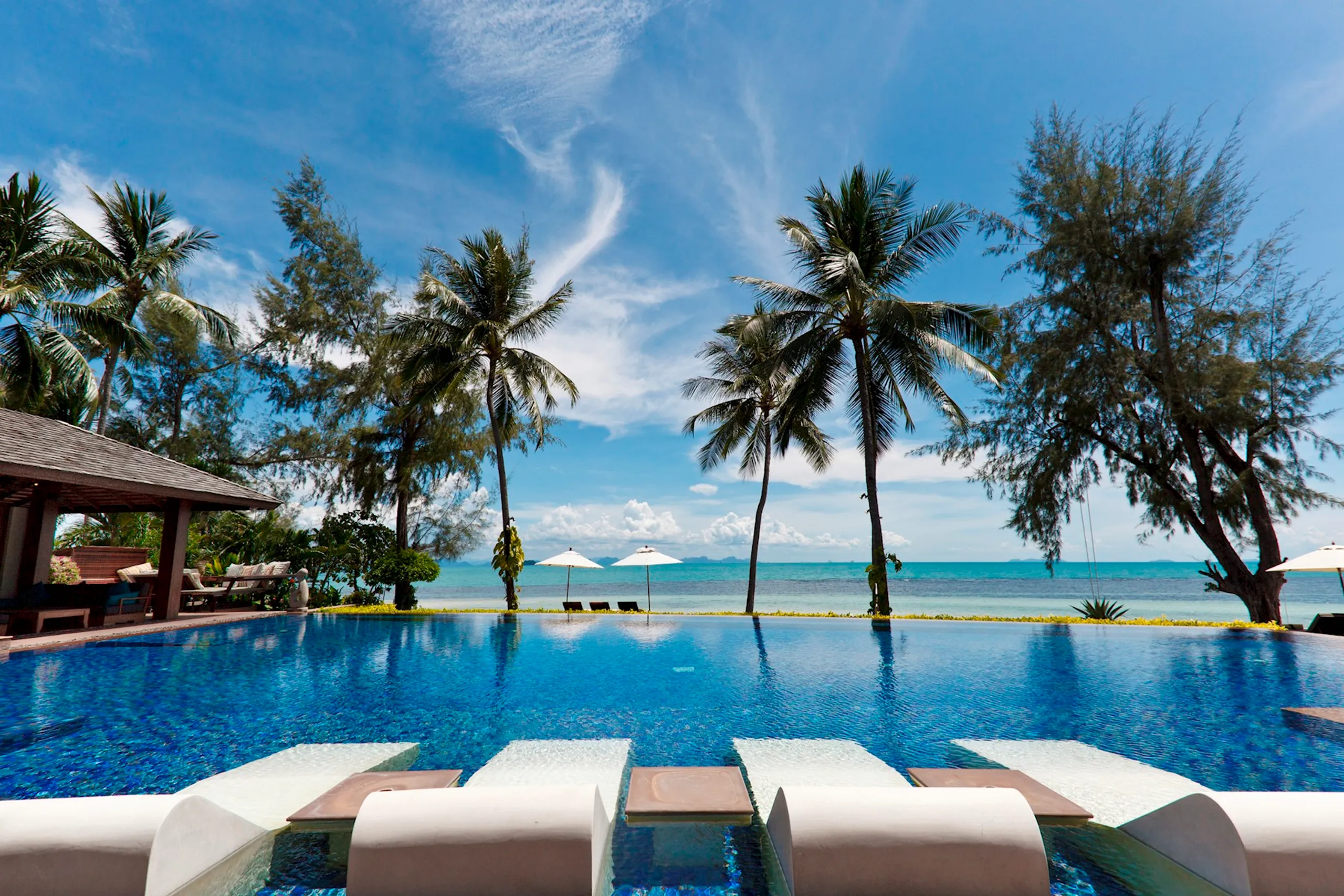 Majestic Beachfront Getaway with Infinity Pool and Panoramic Sunset Views — photograph 6