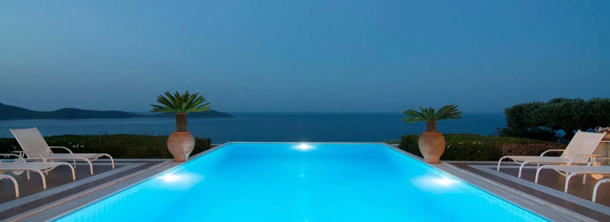 Majestic Villa with Private Heated Pool and Amazing Views of Endless Blue Touching the Horizon — photograph 5