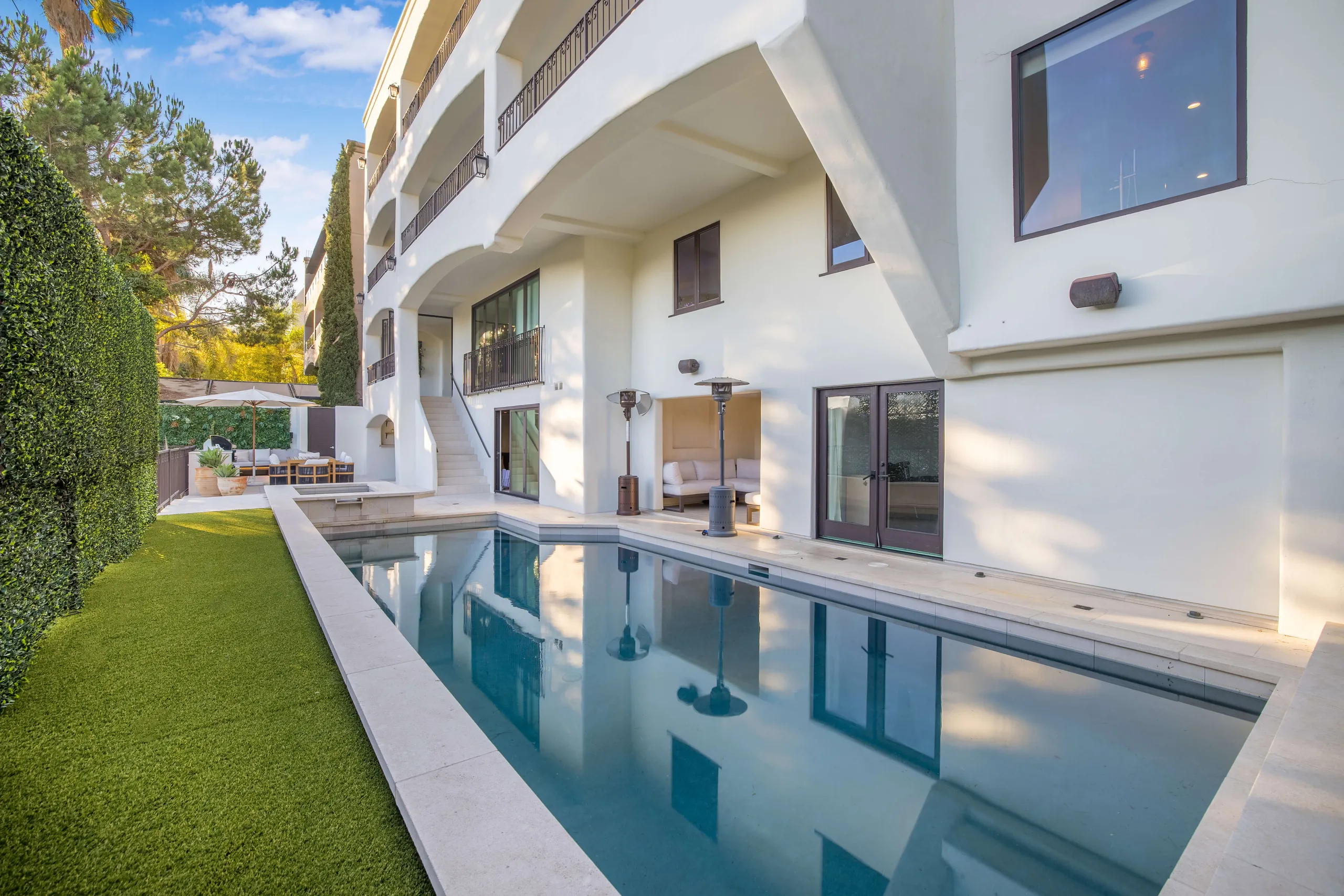 Iconic Mulholland Villa with Pool, Theater & City Views — photograph 3