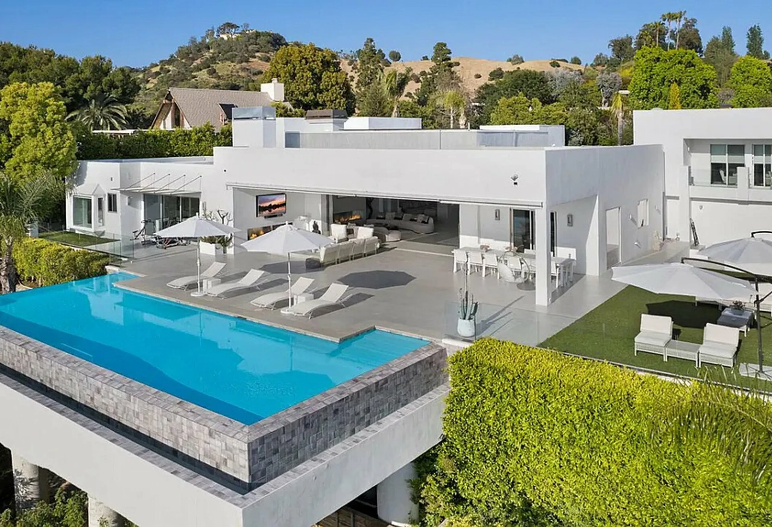Private Beverly Hills Modern Sanctuary with Unmatched Design and Views — photograph 3