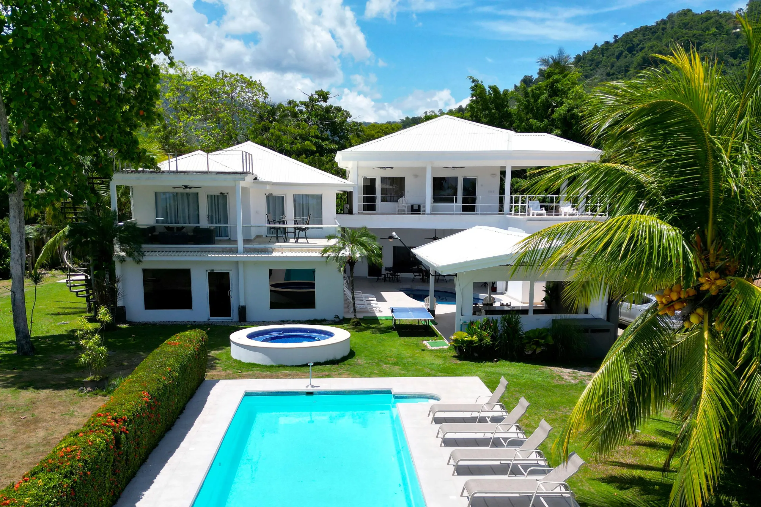 Ultimate Beachfront Luxury 14-Bedroom Estate in Jaco Beach with 2 Private Pools — photograph 3