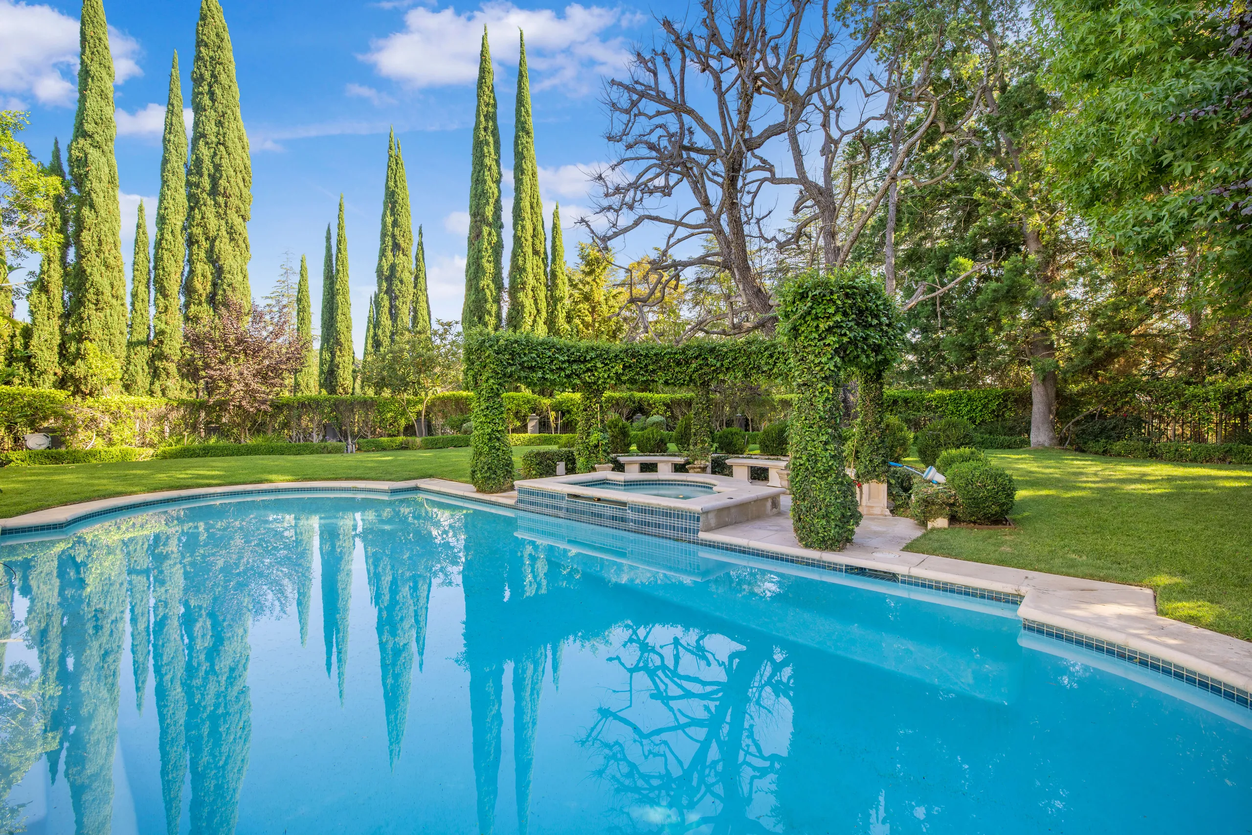 Beverly Hills 6BR French Mediterranean Villa with Private Pool and Gardens — photograph 4