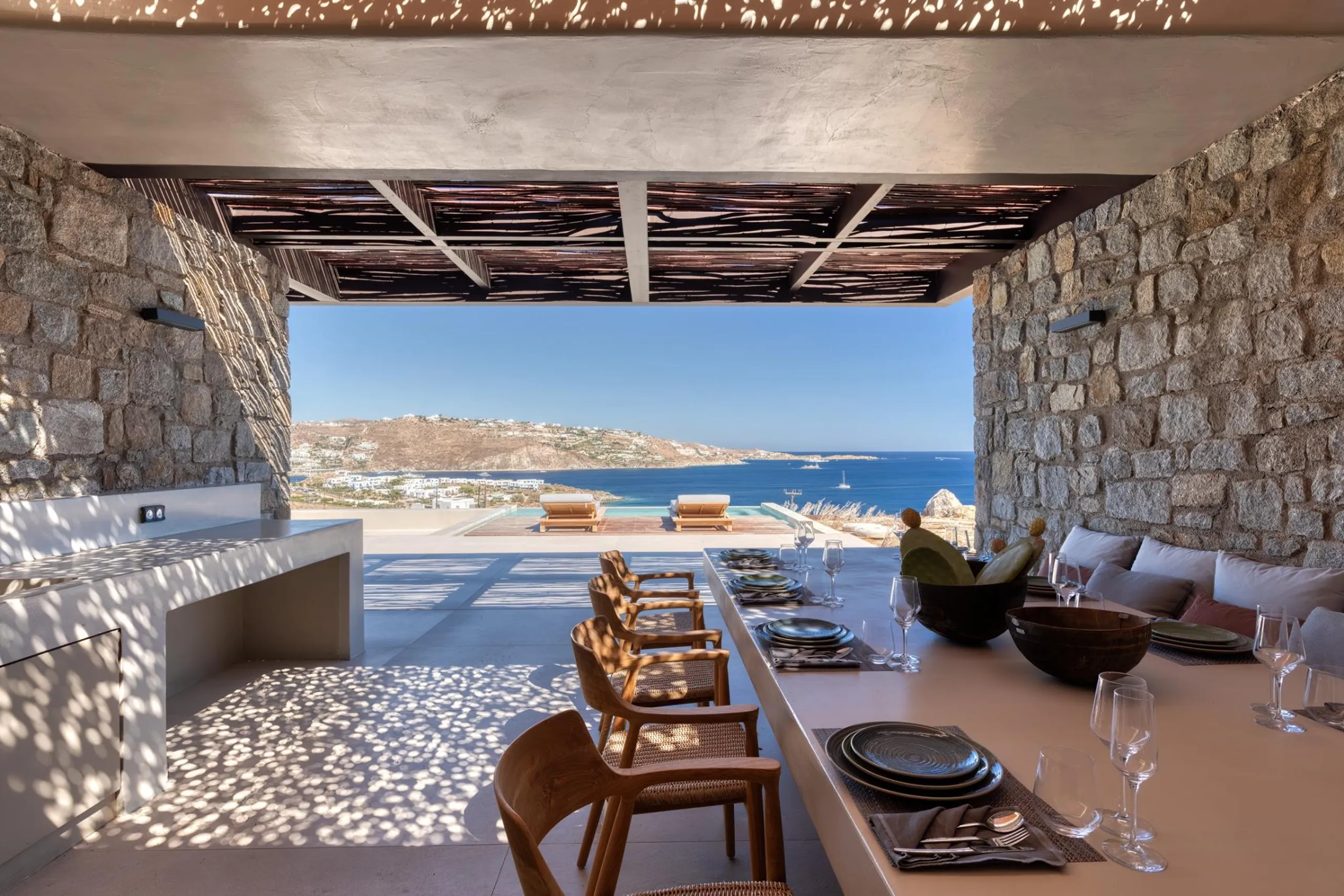 Sumptuous Seaview Villa with Majestic Pool and Views — photograph 5