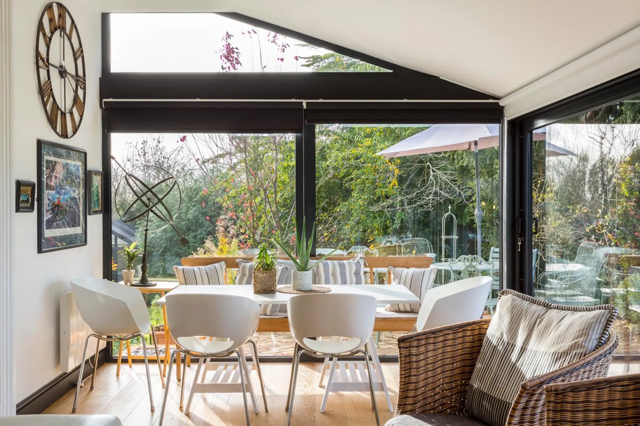 Indulgent  Villa with Private Pool and Overlooking Painswick Hillside — photograph 12