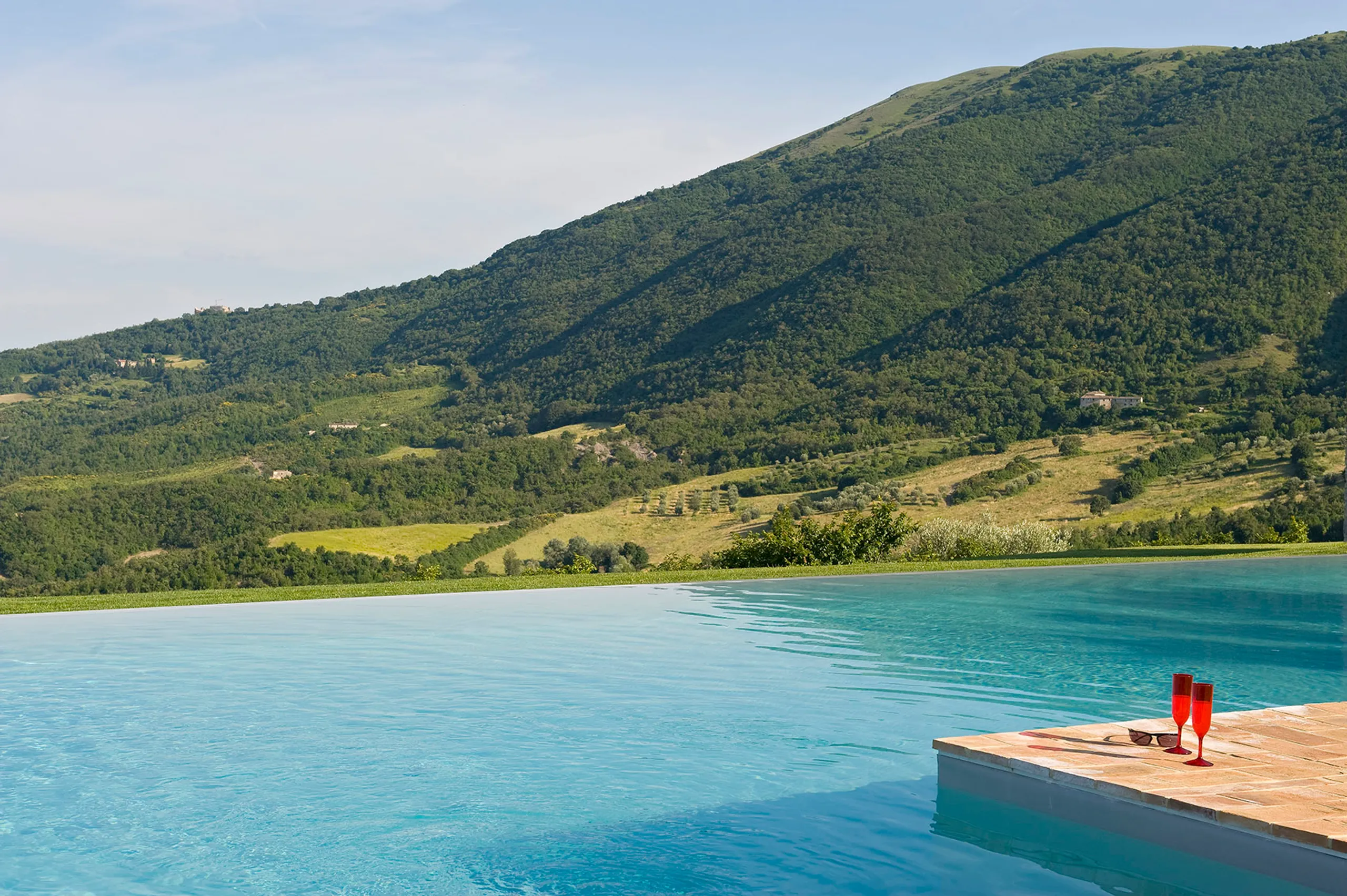 Gleaming Hilltop Haven with Infinity Pool & Panoramic Views — photograph 5