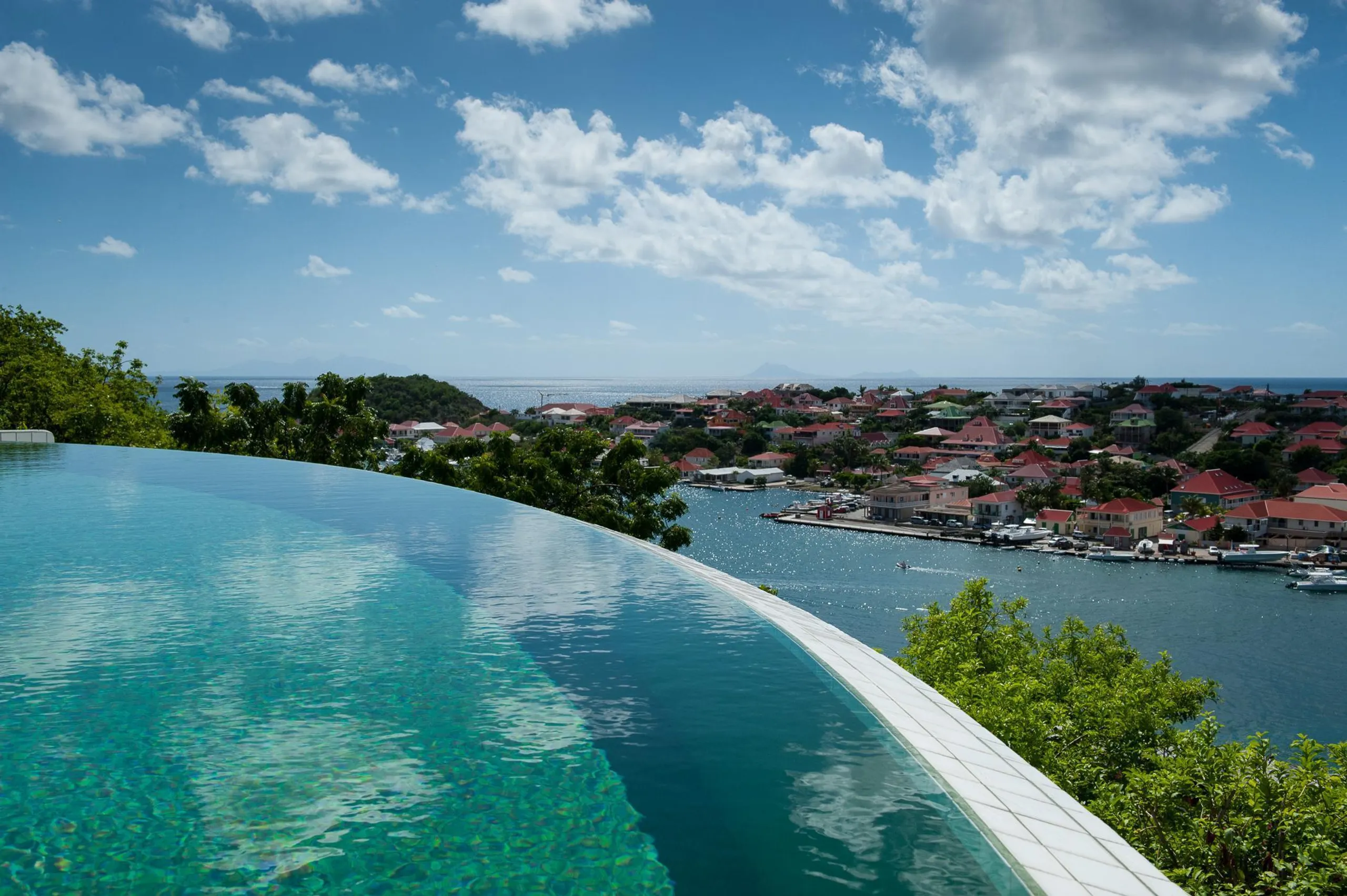 Elegant Oceanside Villa with Infinity Pool and Fitness Room — photograph 3