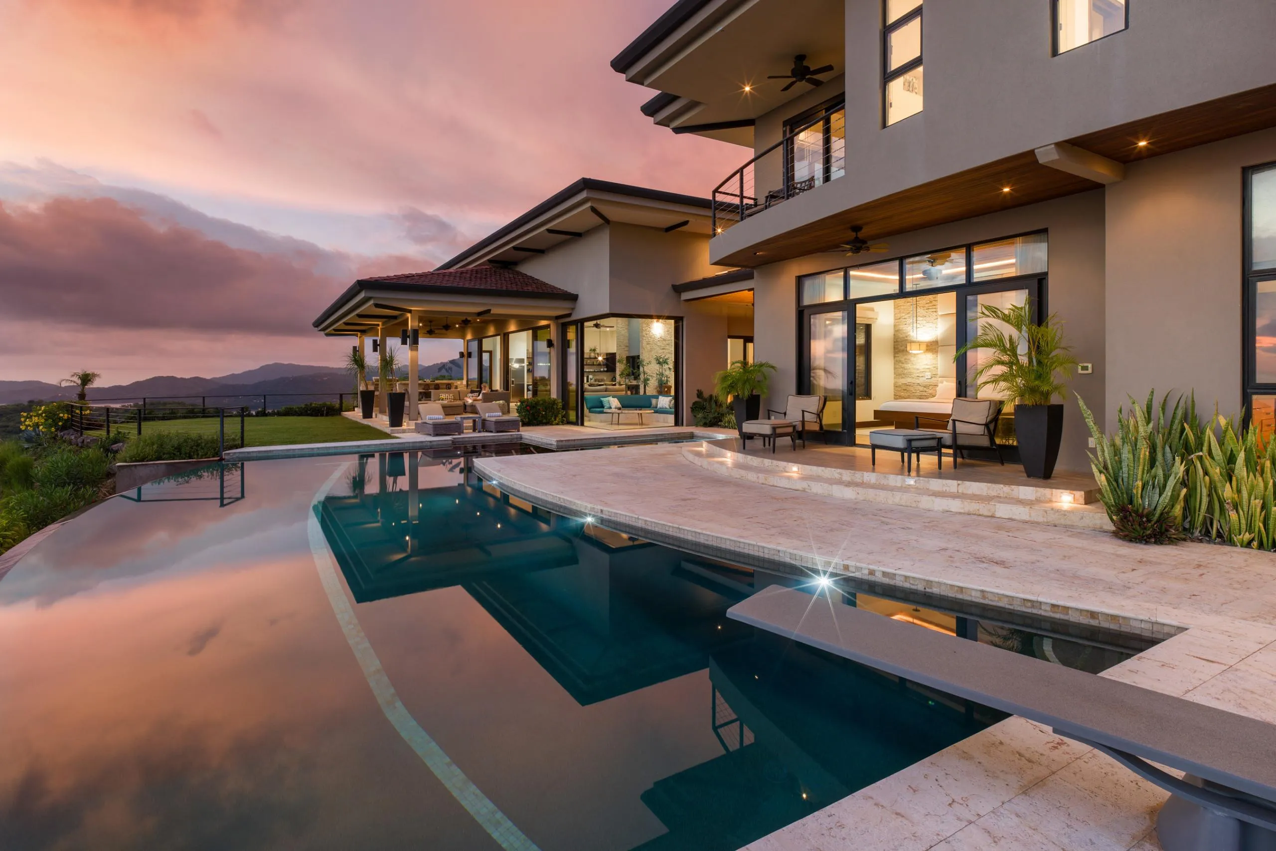 Majestic Oceanview Villa with Infinity Pool, Movie Theater, and Game Room — photograph 7