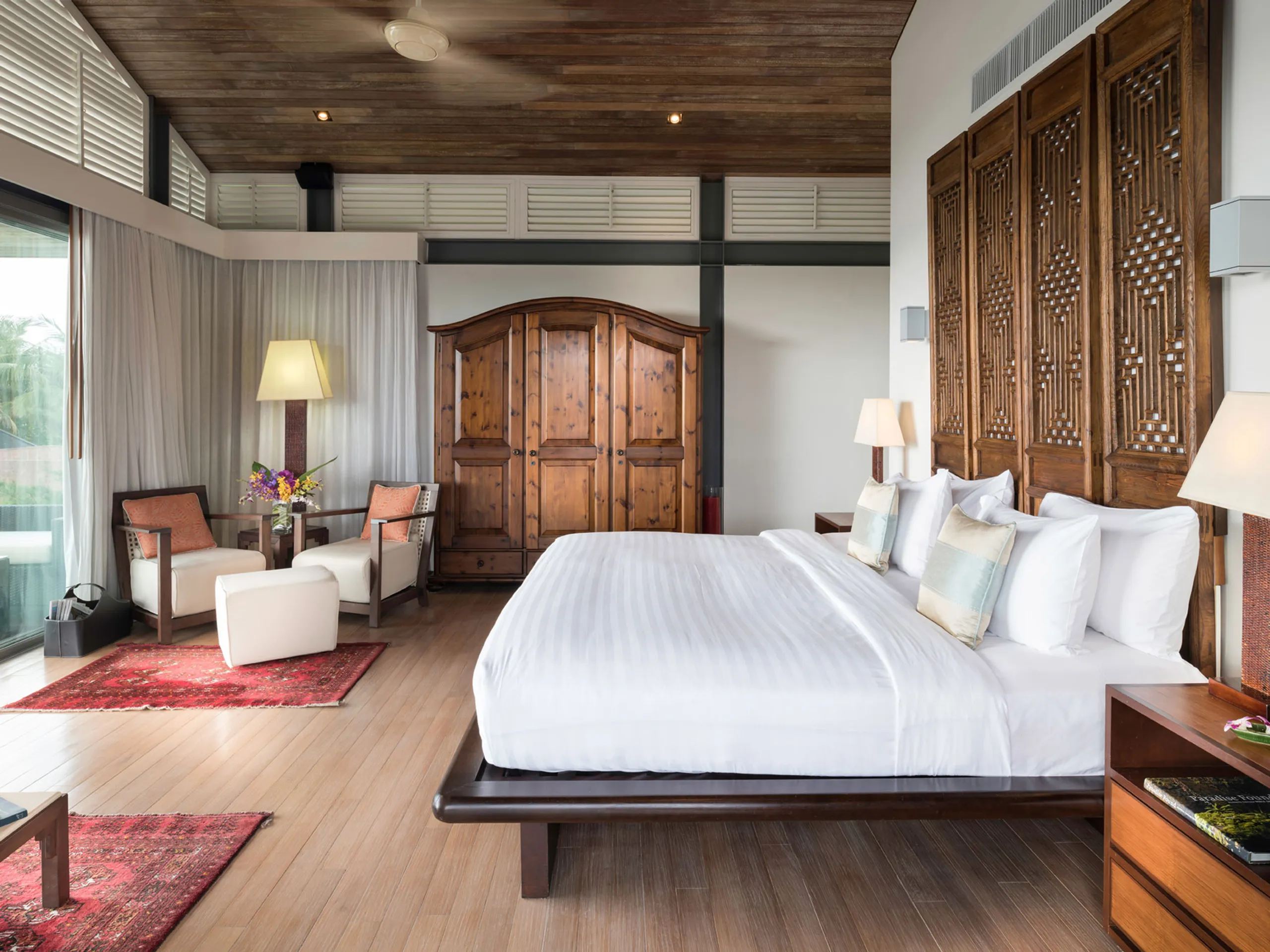 Captivating 5BR Phuket Retreat with Invigorating Pool — photograph 10
