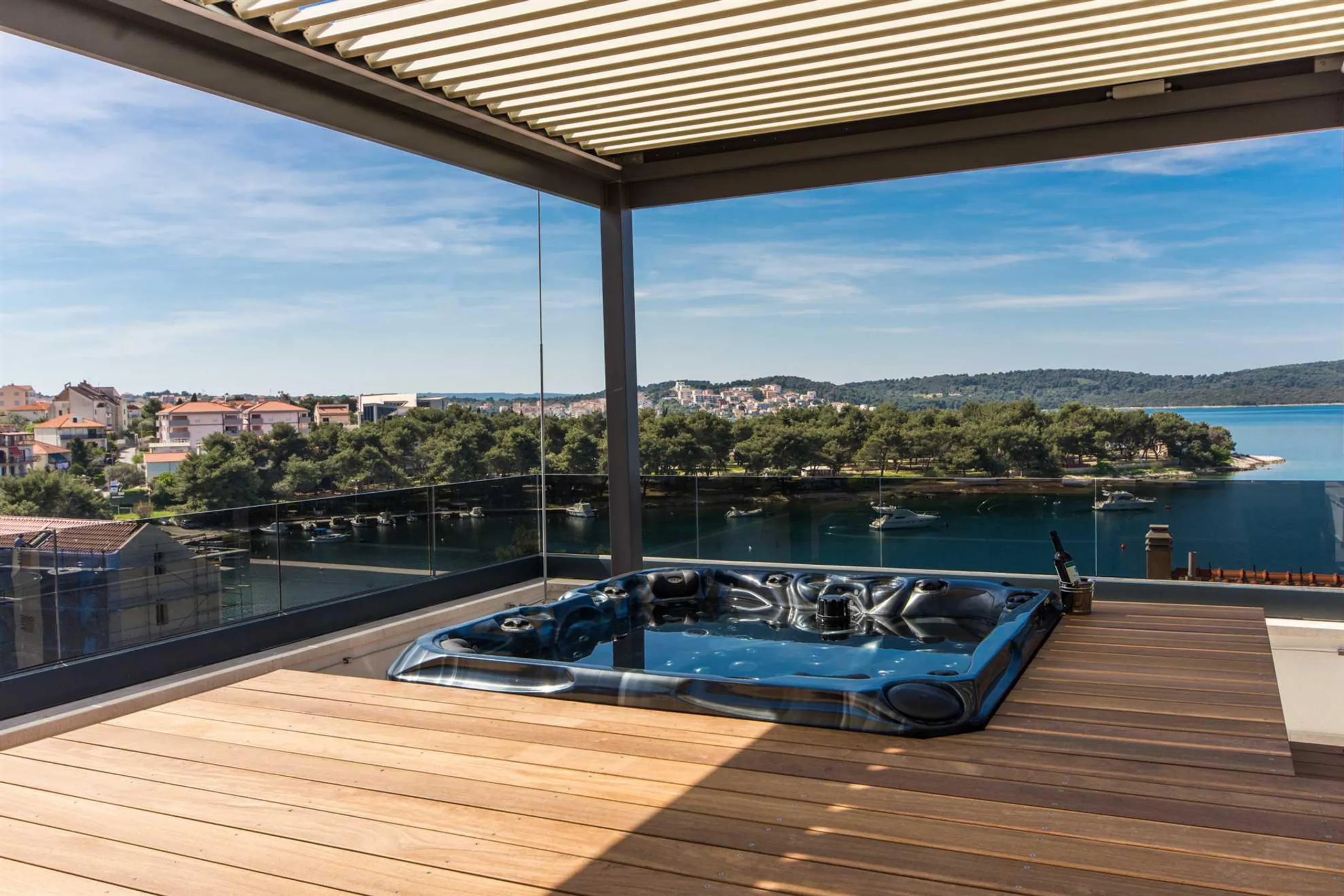 Spacious Villa with Rooftop Terrace and Jacuzzi in Trogir — photograph 6