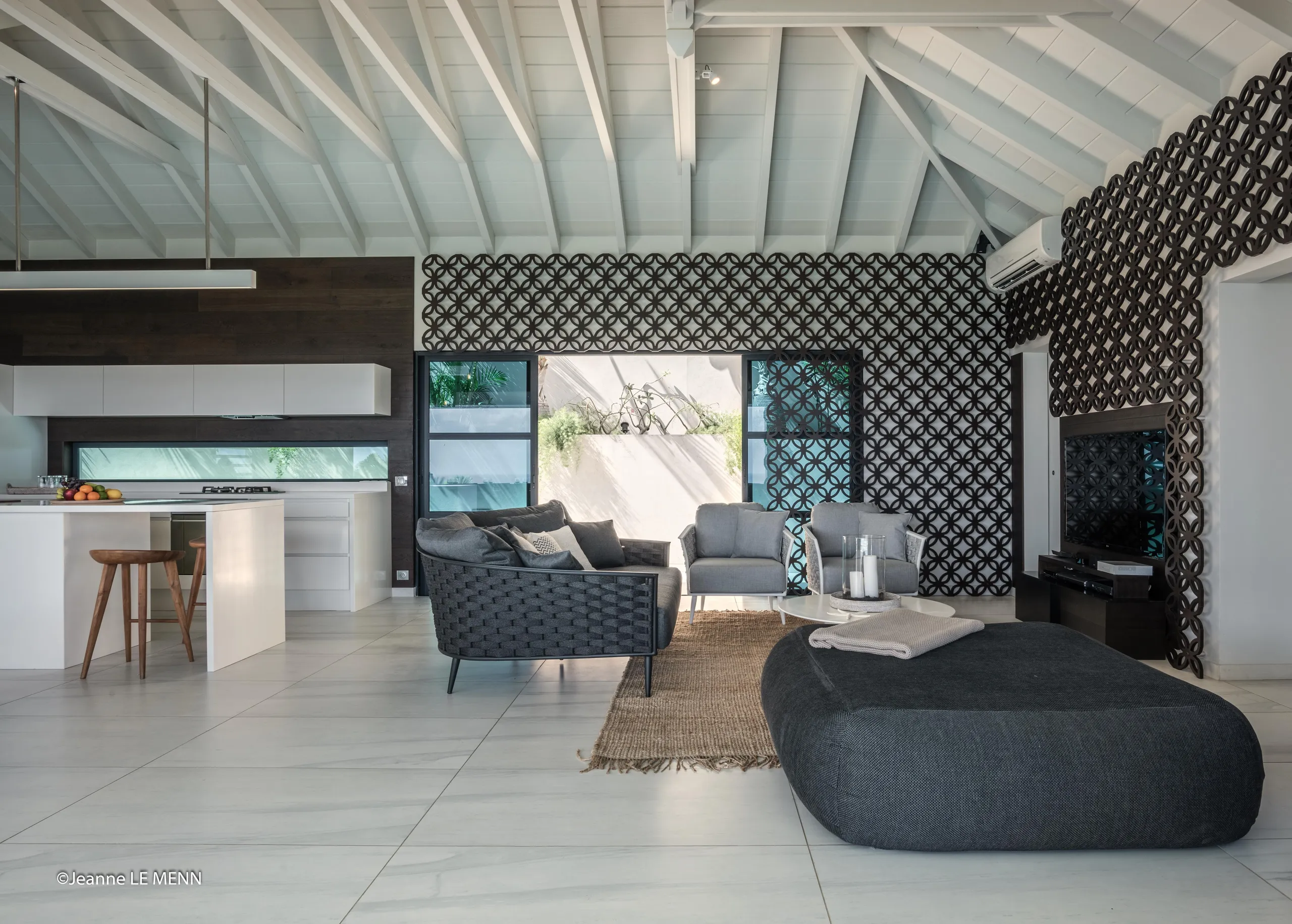 Gleaming Caribbean Villa with Private Pool and Ocean Views — photograph 4
