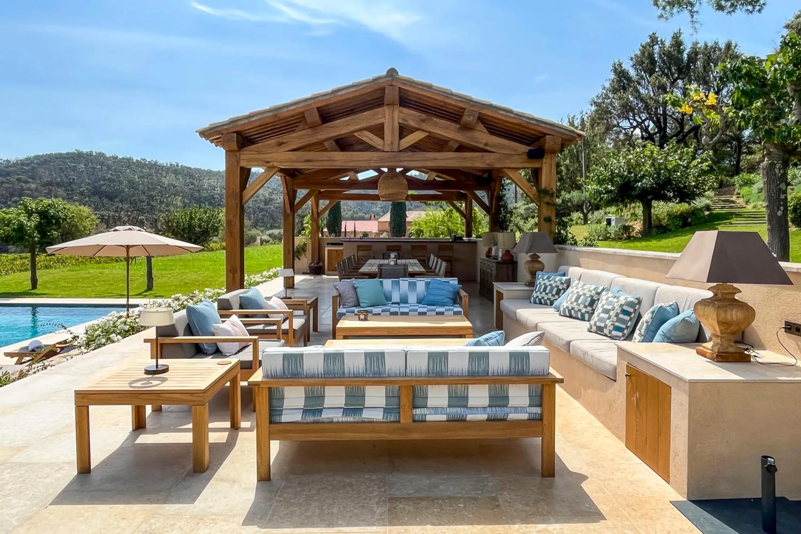 Embellished 6BR Villa with Private Pool and Overlooking Woodland — photograph 2