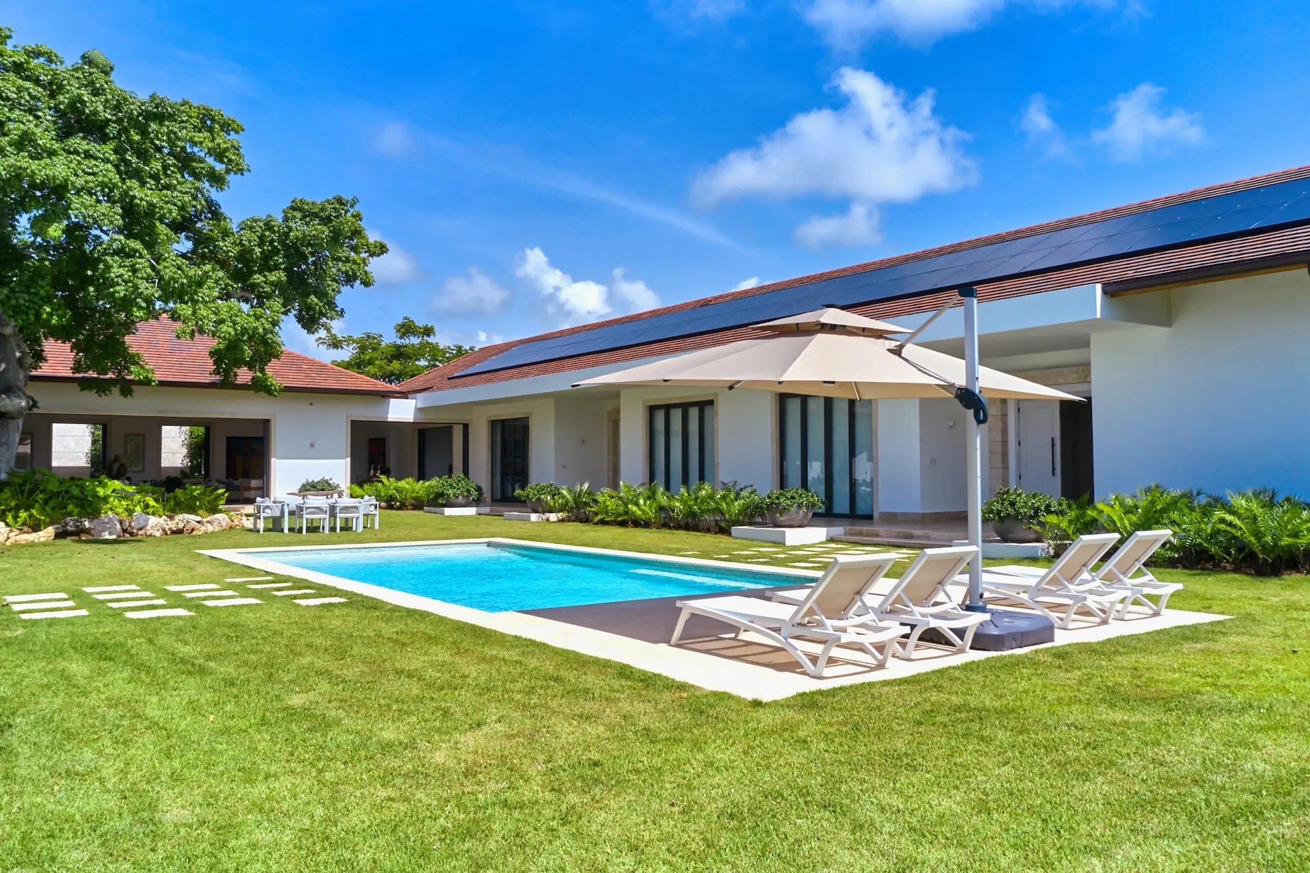 Deluxe Newly Built Paradise with Private Pool and Modern Amenities — photograph 3