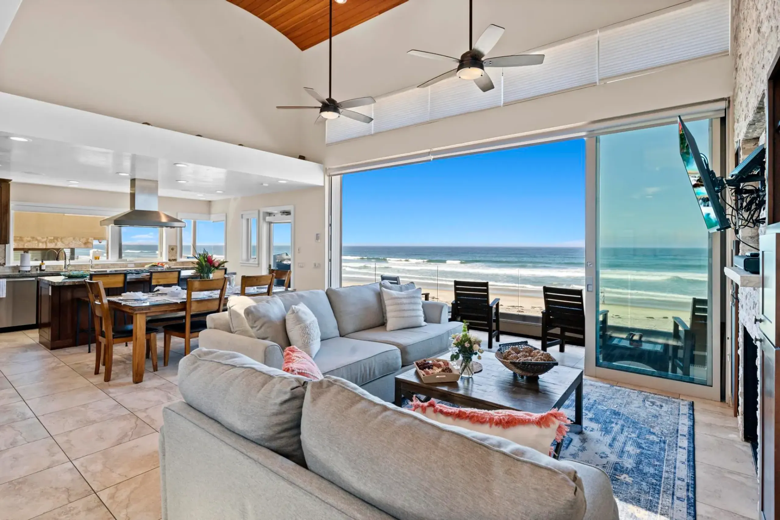 Chic Beachfront Escape with Panoramic Ocean Views — photograph 12
