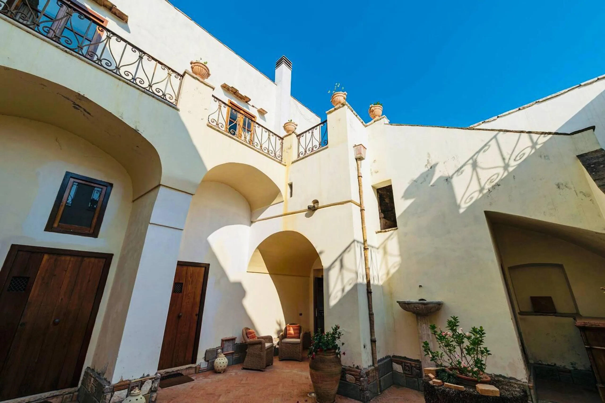 Majestic Historical Villa with Private Pool and Coastline Views — photograph 11