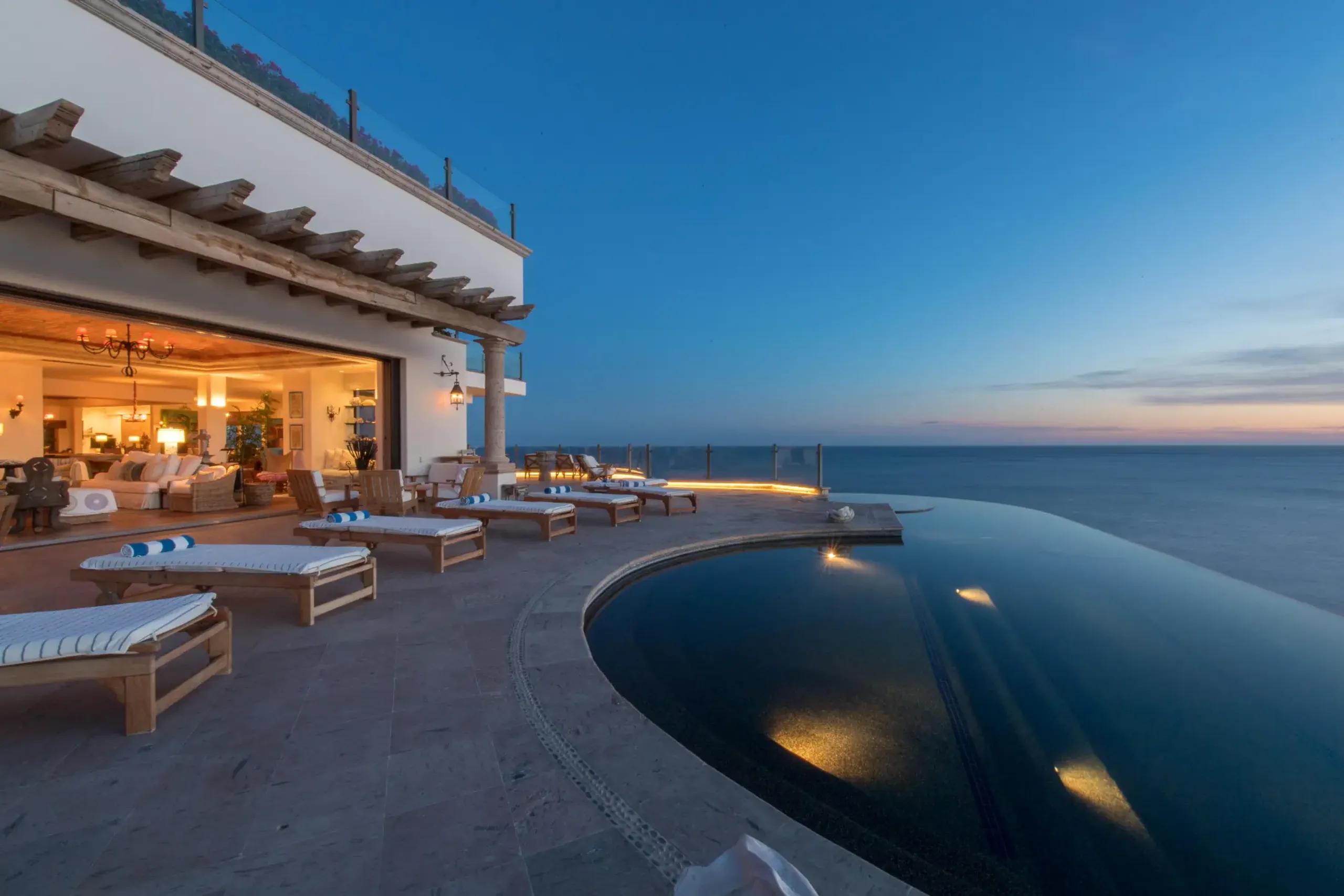 Grandiose Cabo San Lucas Villa with Infinity Pool and Outdoor Fireplace — photograph 3