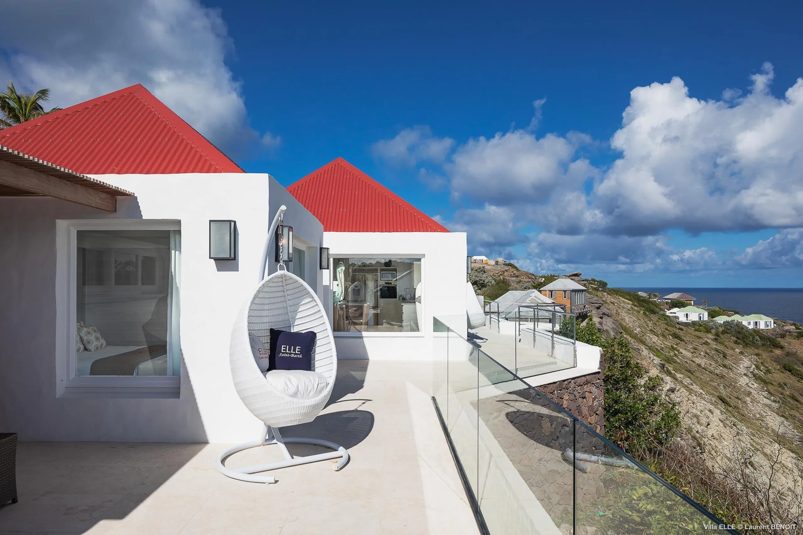 Oceanfront Paradise Estate with Private Pool and Jacuzzi — photograph 3