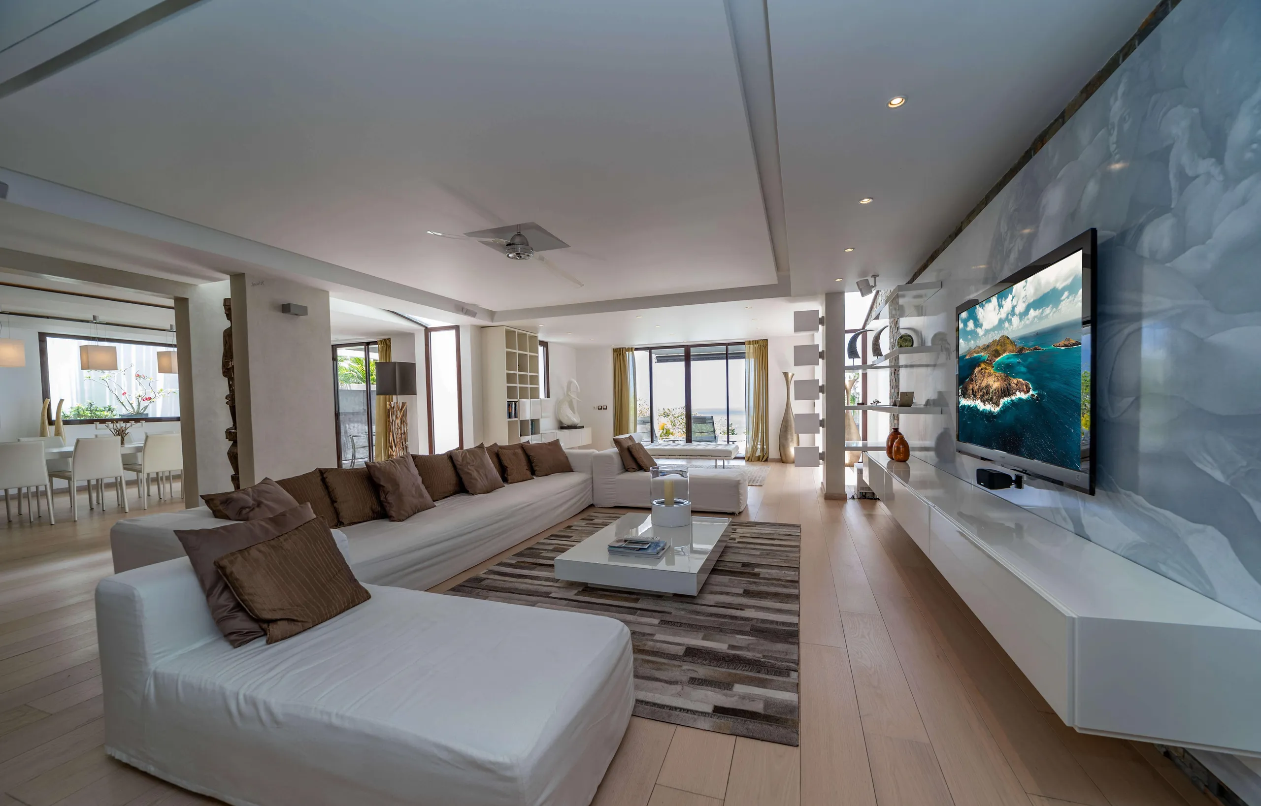 Contemporary Luxury Villa with Infinity Pool and Stunning Views and Elegant Design — photograph 11