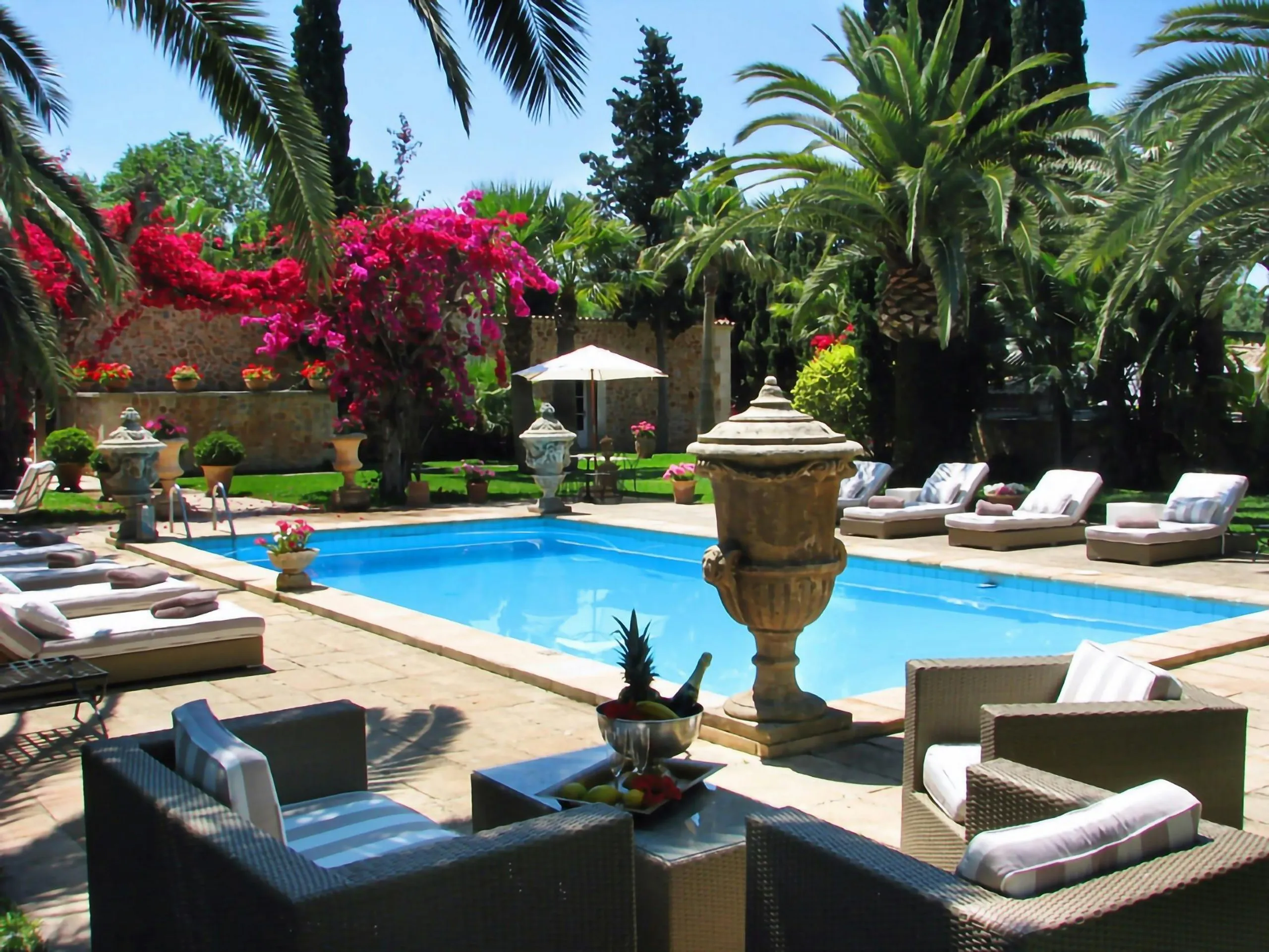 Flawless Spanish Villa with Private Pool and Garden Grounds — photograph 4