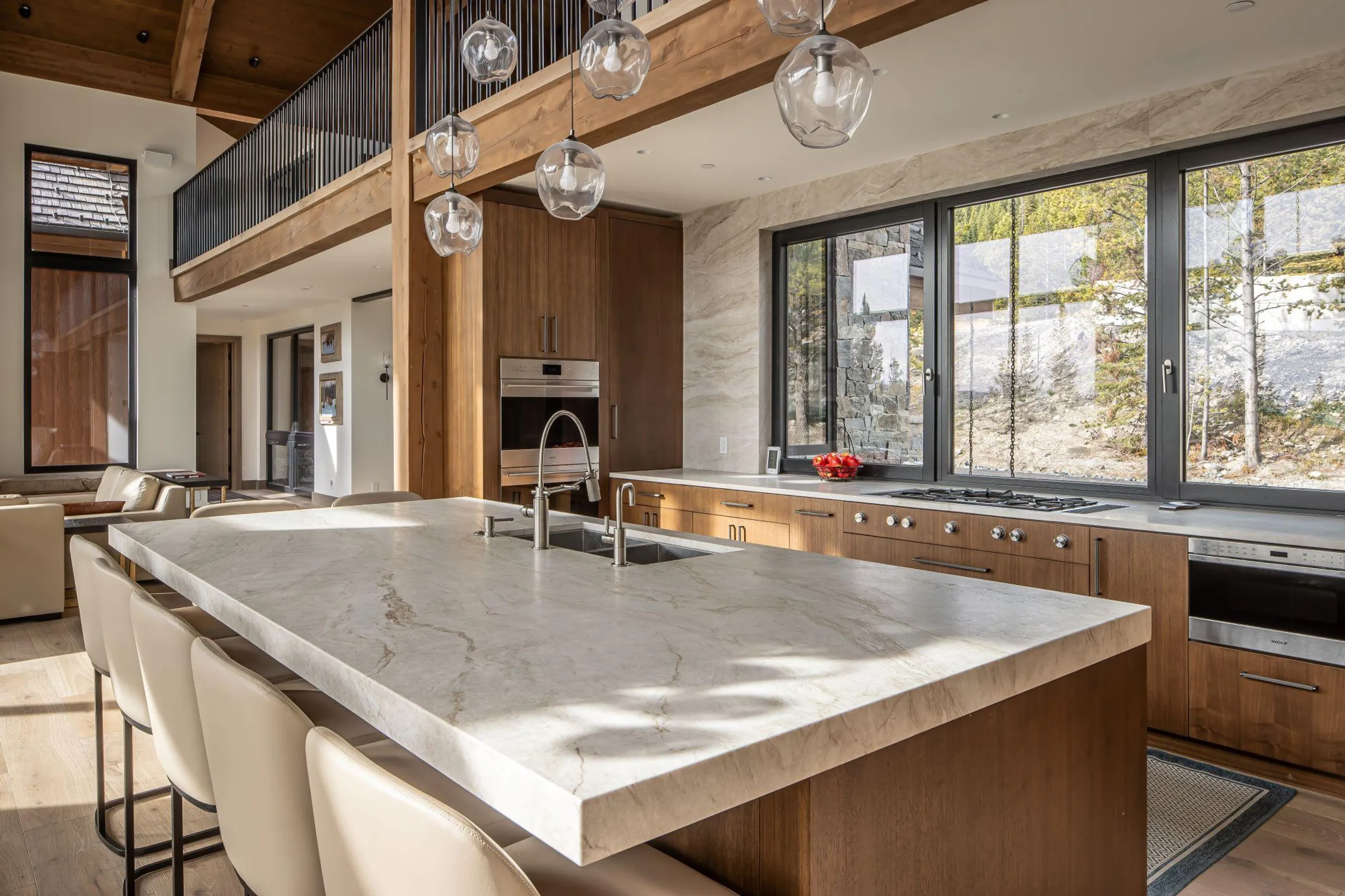 Regal Resort-Style Chalet in Big Sky with Jacuzzi and Fireplace — photograph 9
