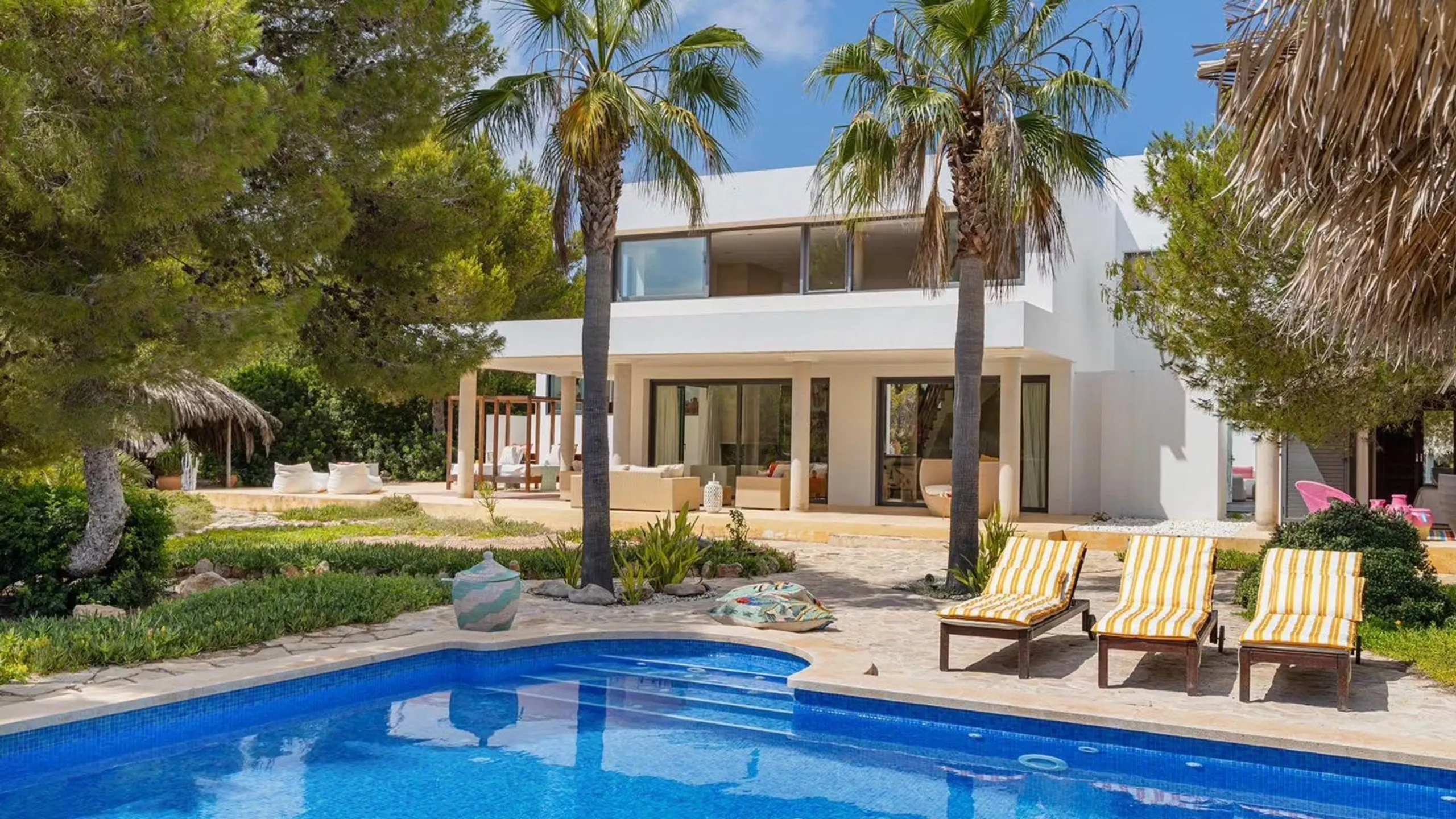 Sun-Kissed Formentera Villa with Private Pool, Palm Gardens & Beach Access — photograph 2