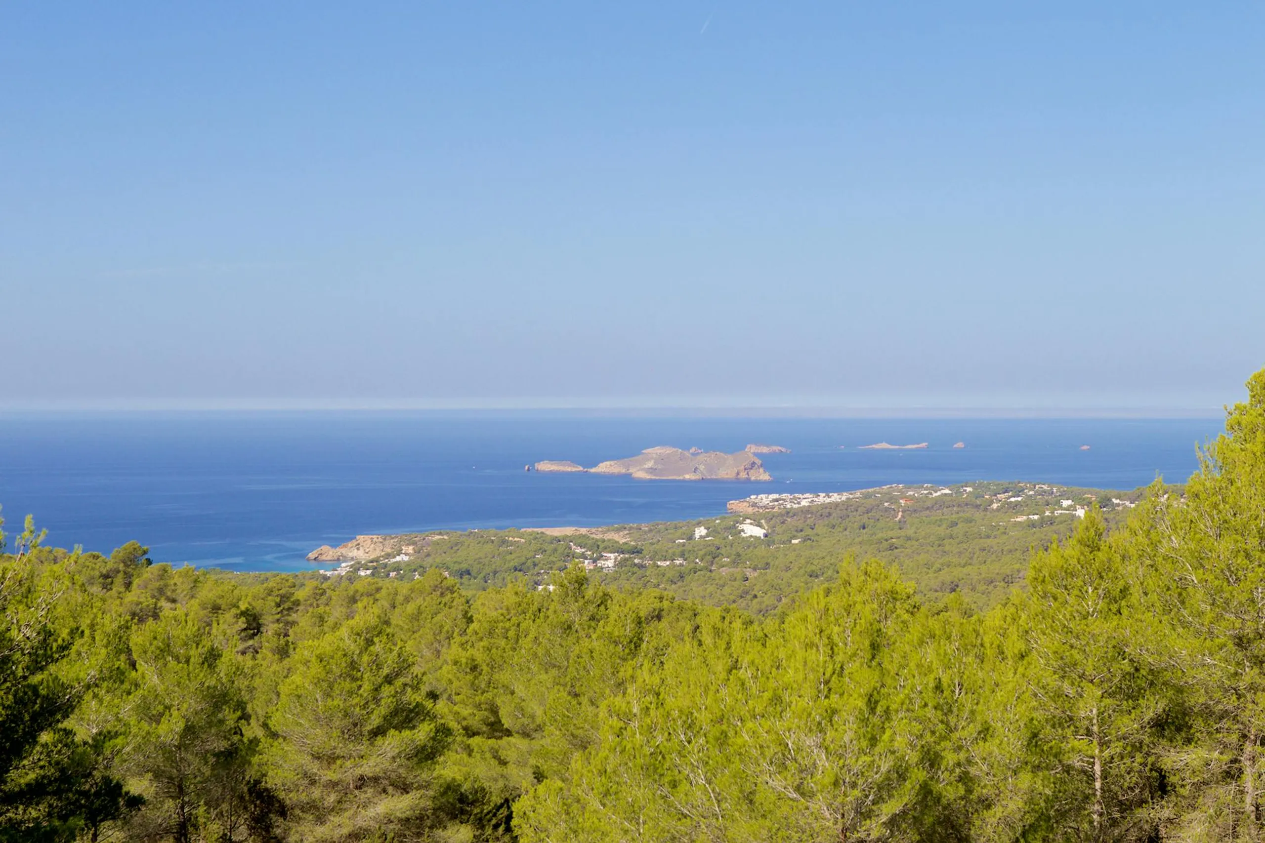 Luminous Contemporary Villa in Ibiza with Private Pool and Ocean Views — photograph 3